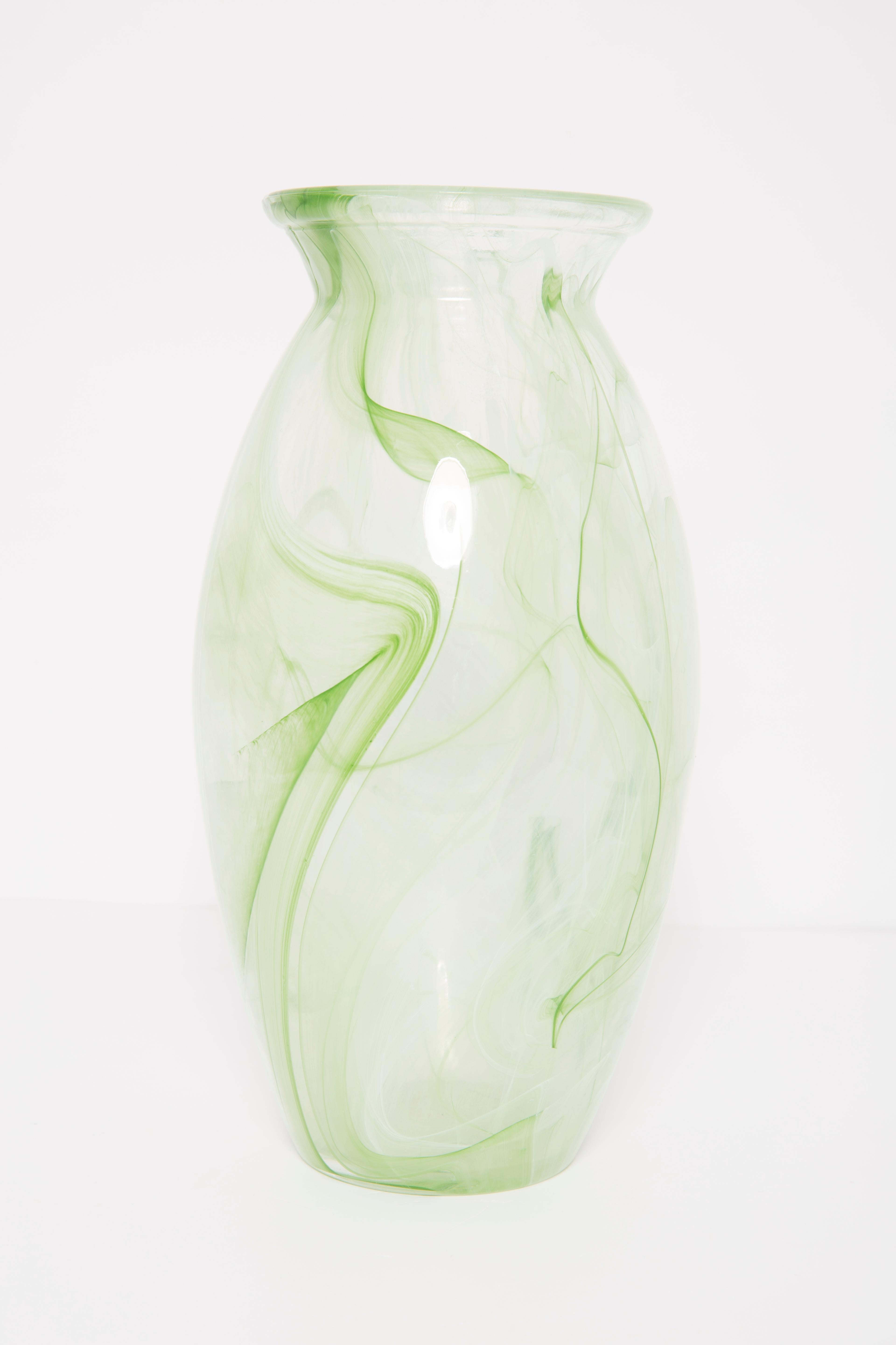 Vintage Glas in sehr gutem Zustand. Die Vase sieht aus, als wäre sie gerade erst aus der Schachtel genommen worden. Keine Zacken, Mängel etc. Nur ein einziges Stück. Murano-Glas.



 