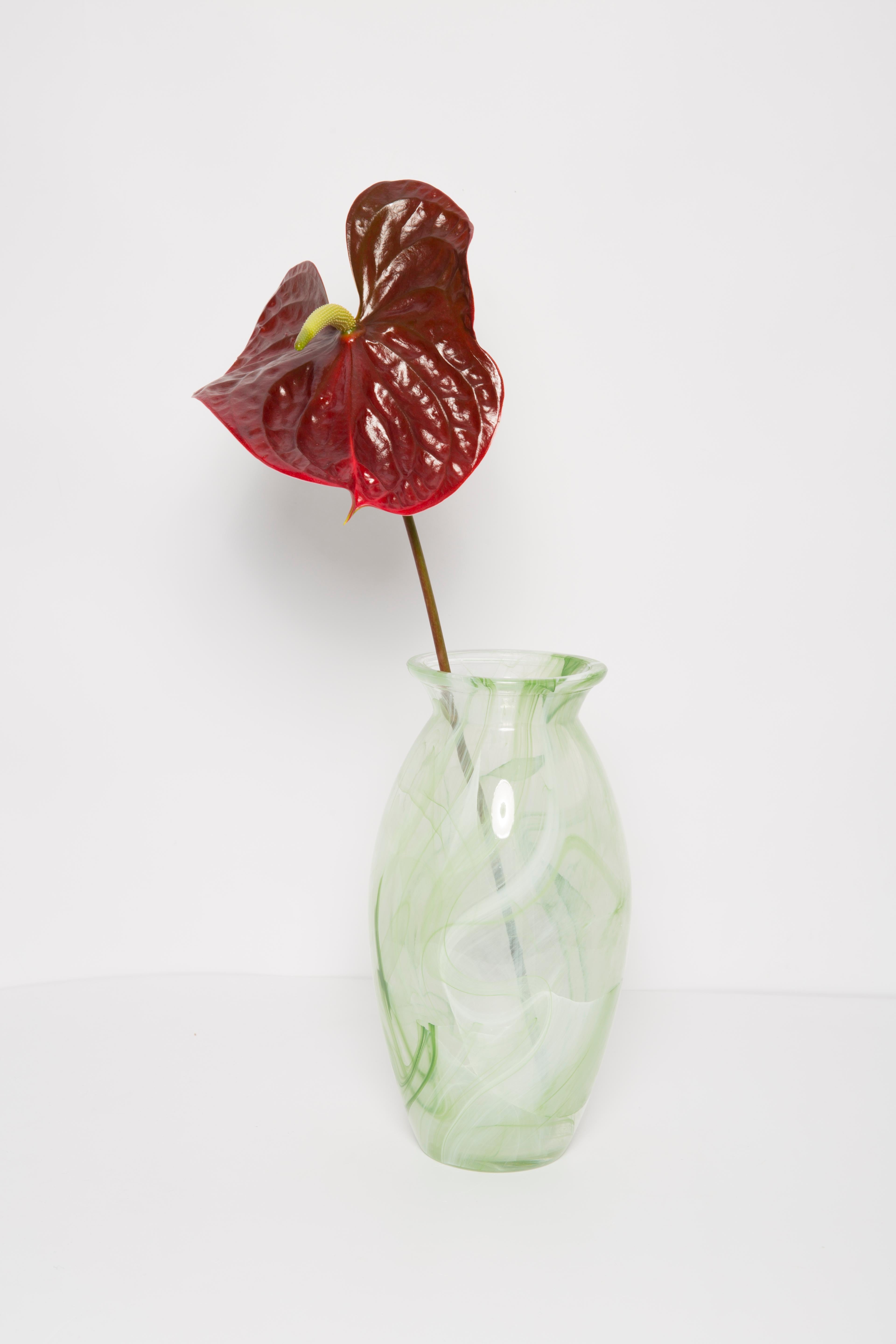 Verre Grand vase vintage vert et blanc du milieu du siècle dernier, Italie, années 1960 en vente