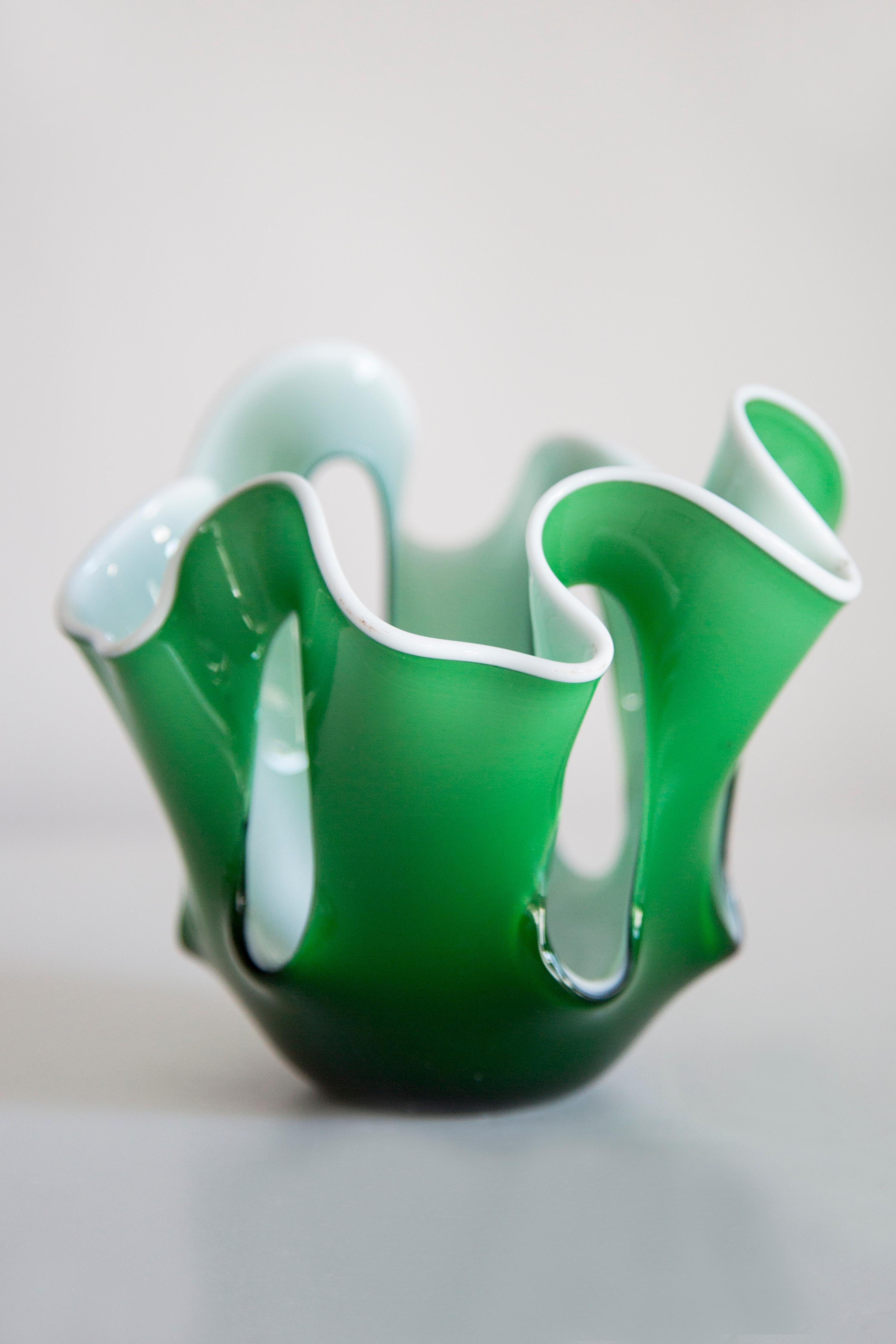 XX secolo Vaso di vetro artistico verde vintage di metà secolo, Europa, anni '70 in vendita