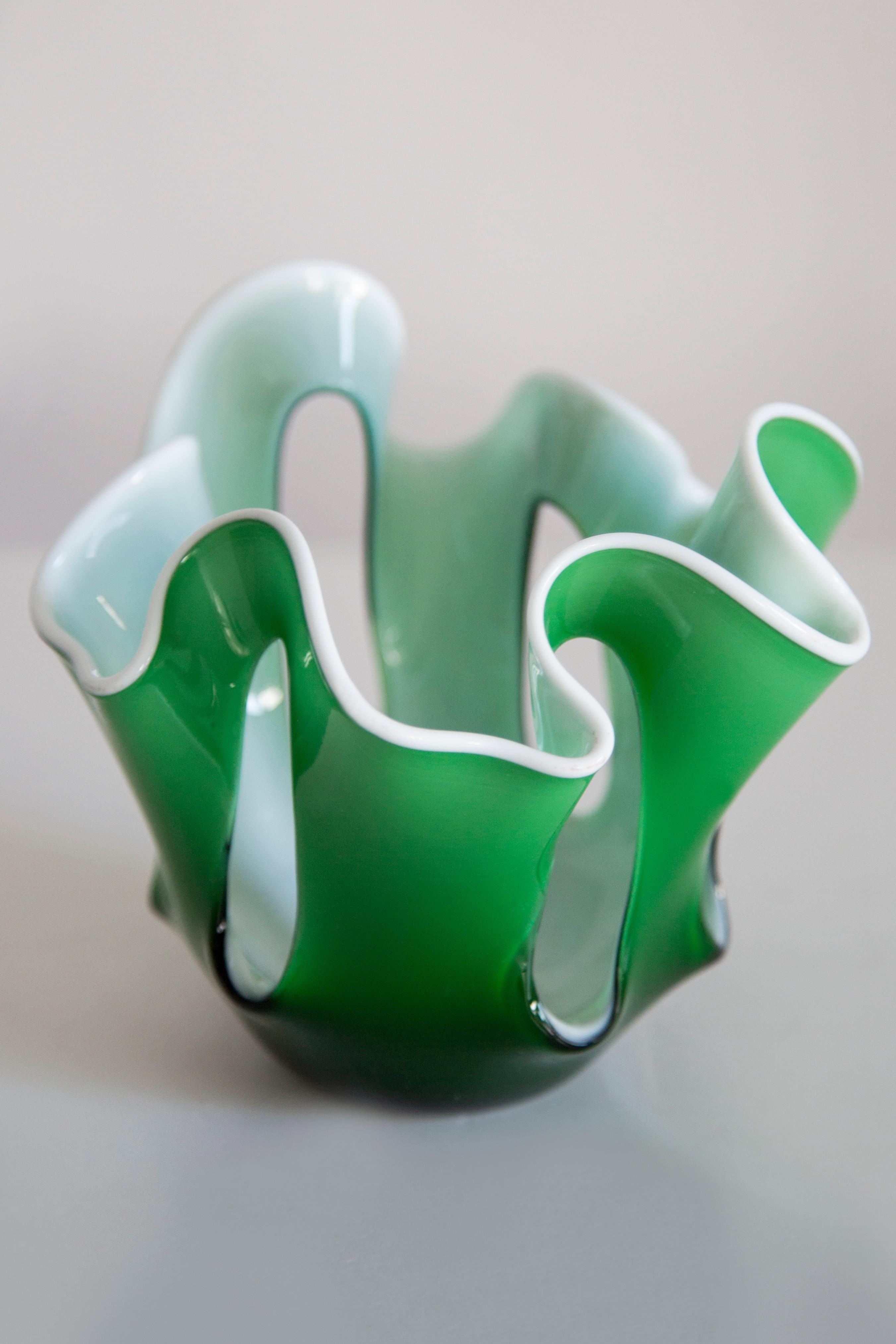 Vetro Vaso di vetro artistico verde vintage di metà secolo, Europa, anni '70 in vendita