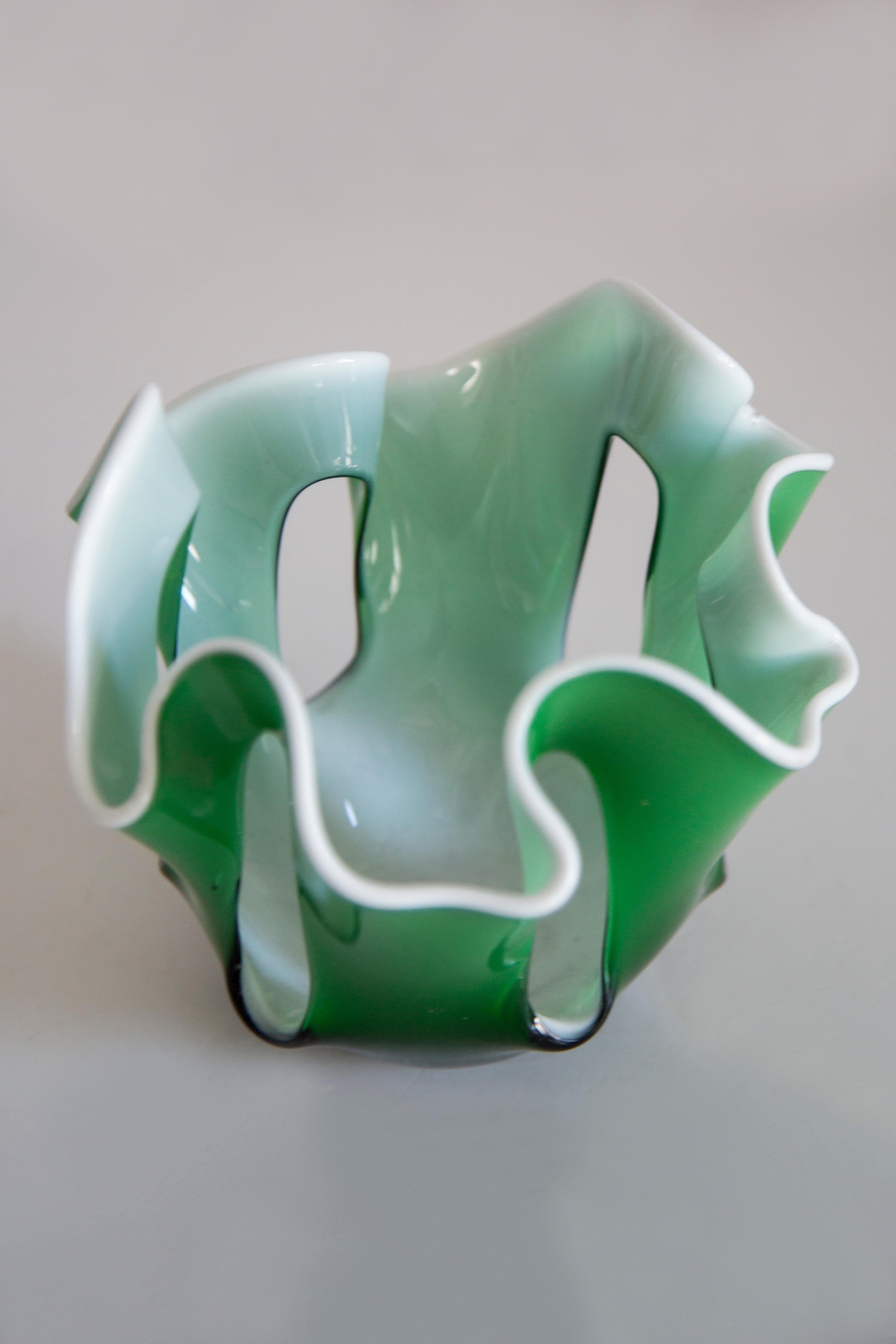 Vaso di vetro artistico verde vintage di metà secolo, Europa, anni '70 in vendita 1