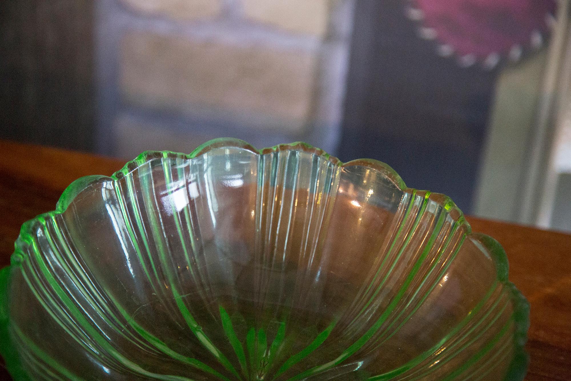 Schöner dekorativer grüner Glasteller/Schüssel aus Italien. 
Teller ist in sehr gutem Vintage-Zustand, keine Schäden oder Risse. 
Original Glas. Einzigartiges Stück für jeden Tisch und jede Einrichtung! 
Nur ein Stück verfügbar.