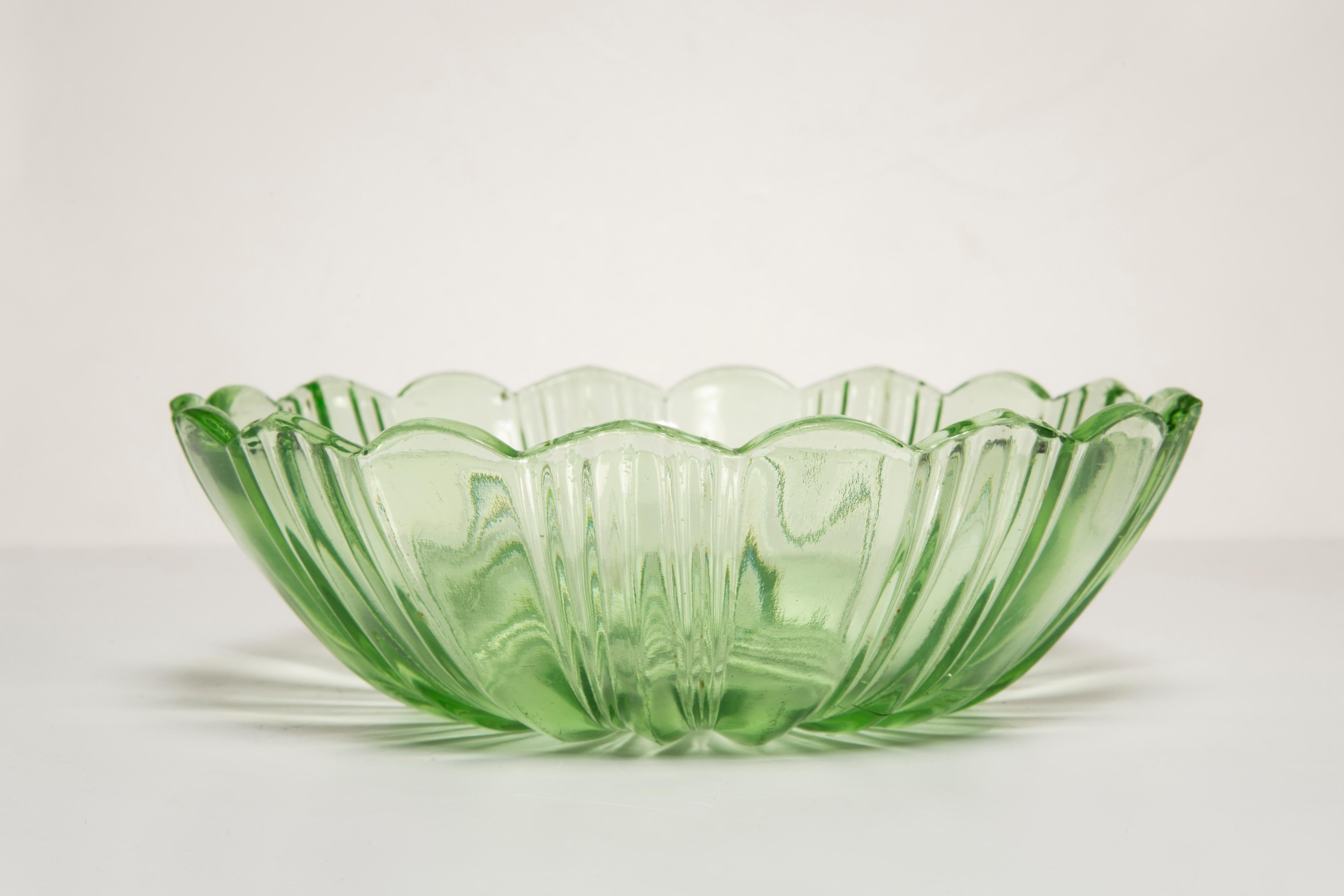 Mid Century Vintage Green Flower Decorative Glass Plate, Italy, 1960s In Excellent Condition For Sale In 05-080 Hornowek, PL