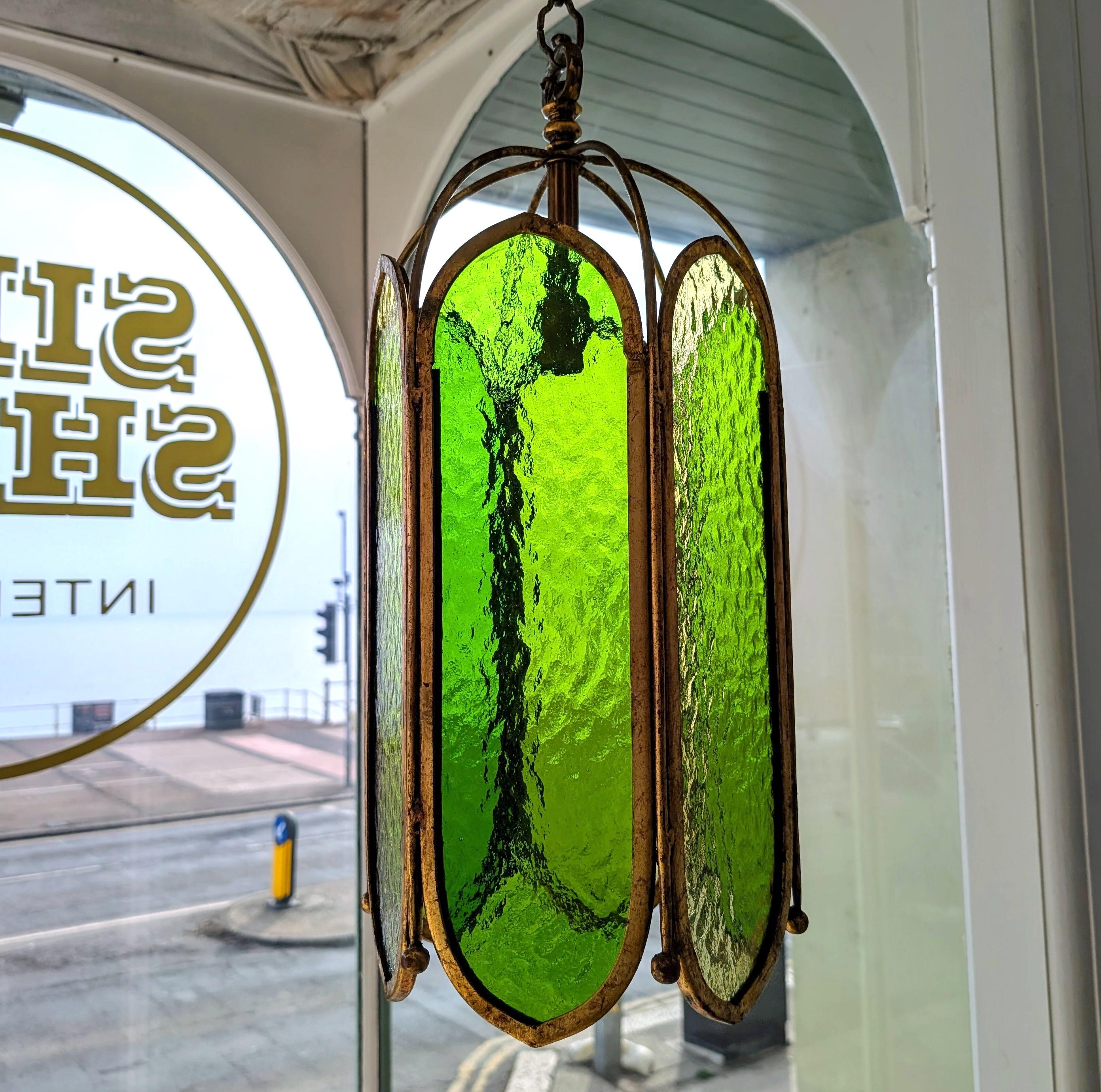 Mid century green textured glass & gilt iron pendant light, USA c1960s, with original chunky chain. Has a touch of brutalist design about it.
This piece has not been wired.

Dimensions: height 57cm, diameter 25cm, length of chain 75cm
