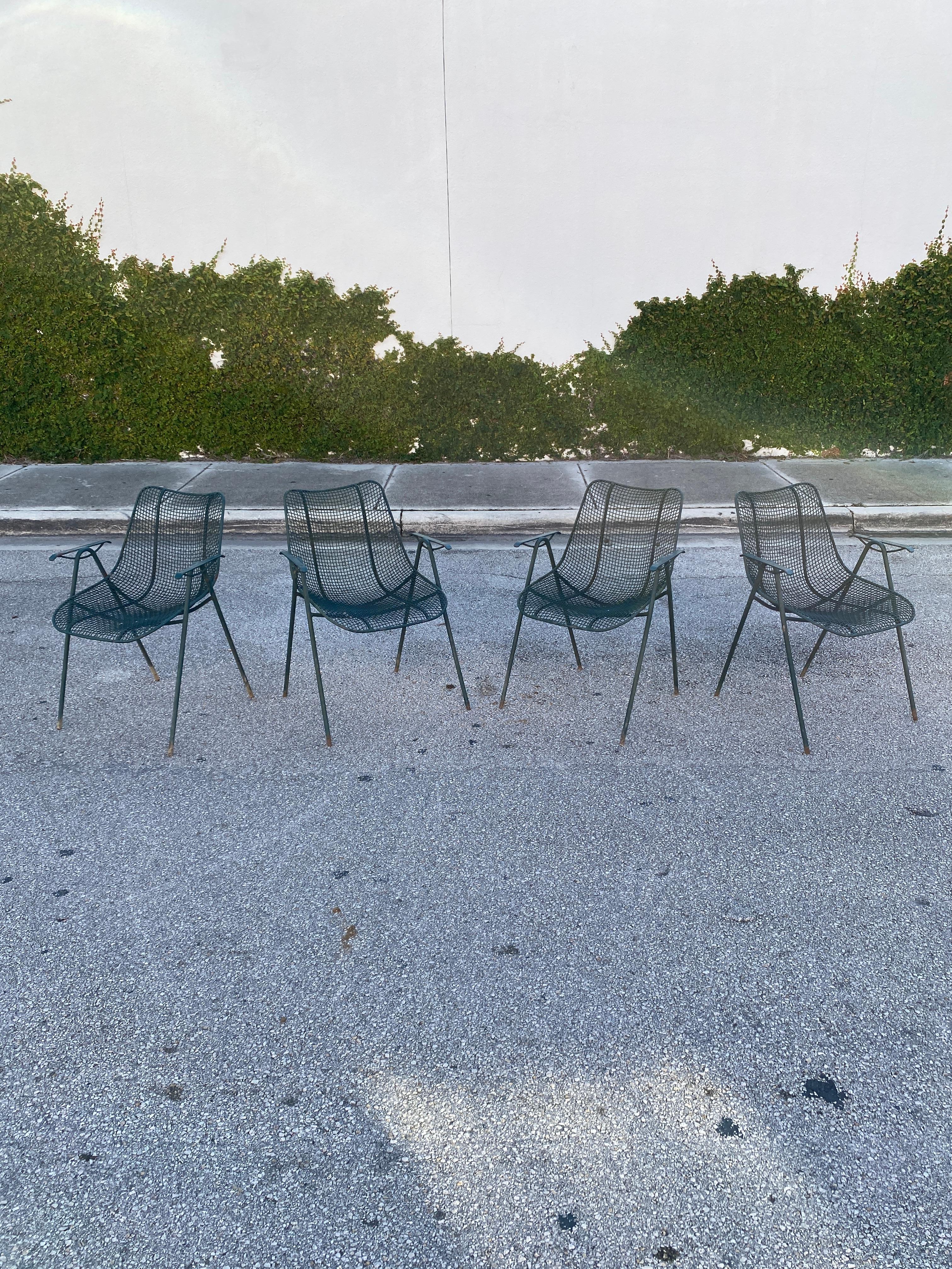 Set of 4 authentic vintage 1960's Mid Century Modern Russell Woodard green 'Sculptura' wire mesh patio arm chairs. 
Very good pre-owned vintage condition, presenting original green paint.