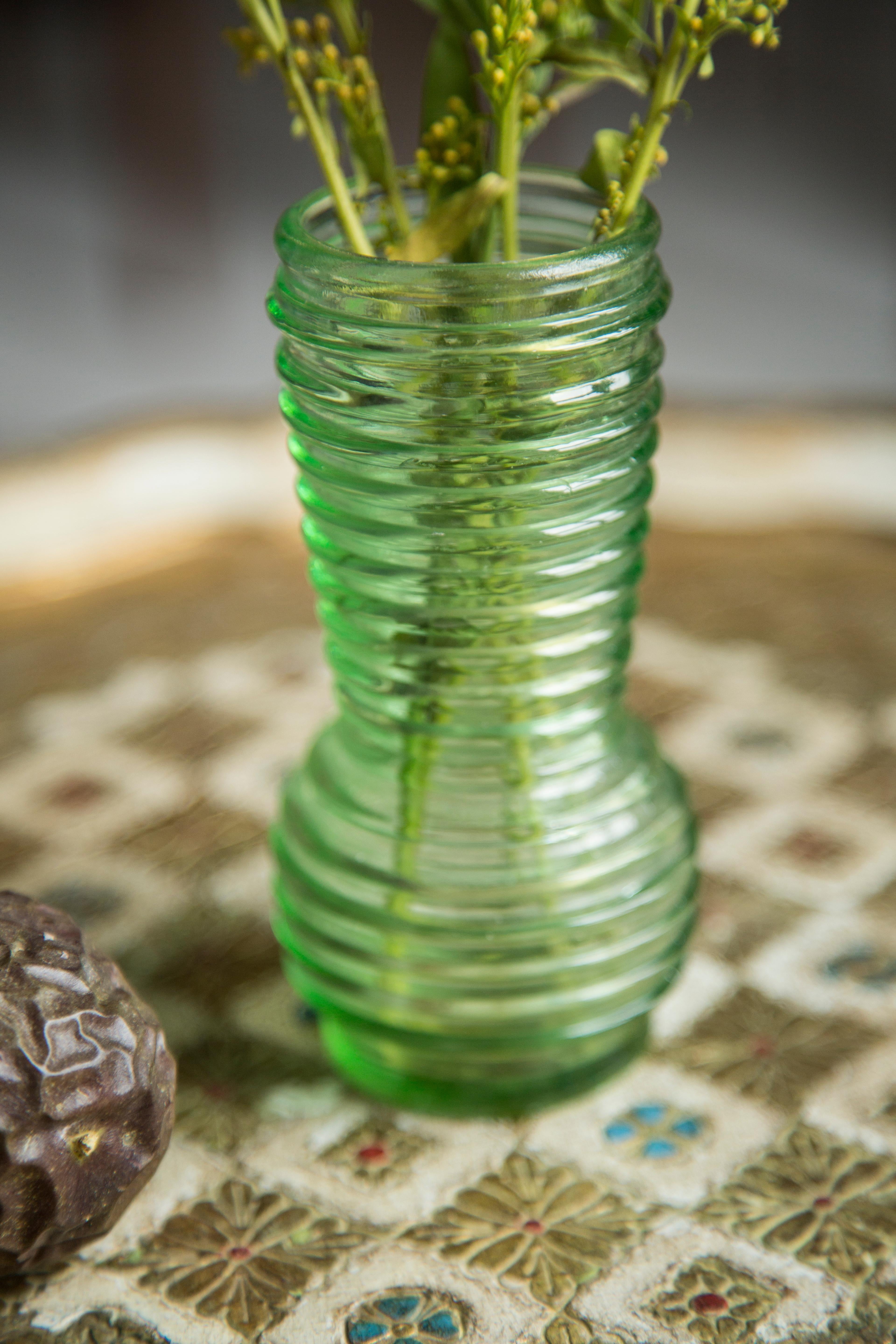 Petit vase géométrique vert vintage du milieu du siècle, Europe, années 1960 Bon état - En vente à 05-080 Hornowek, PL
