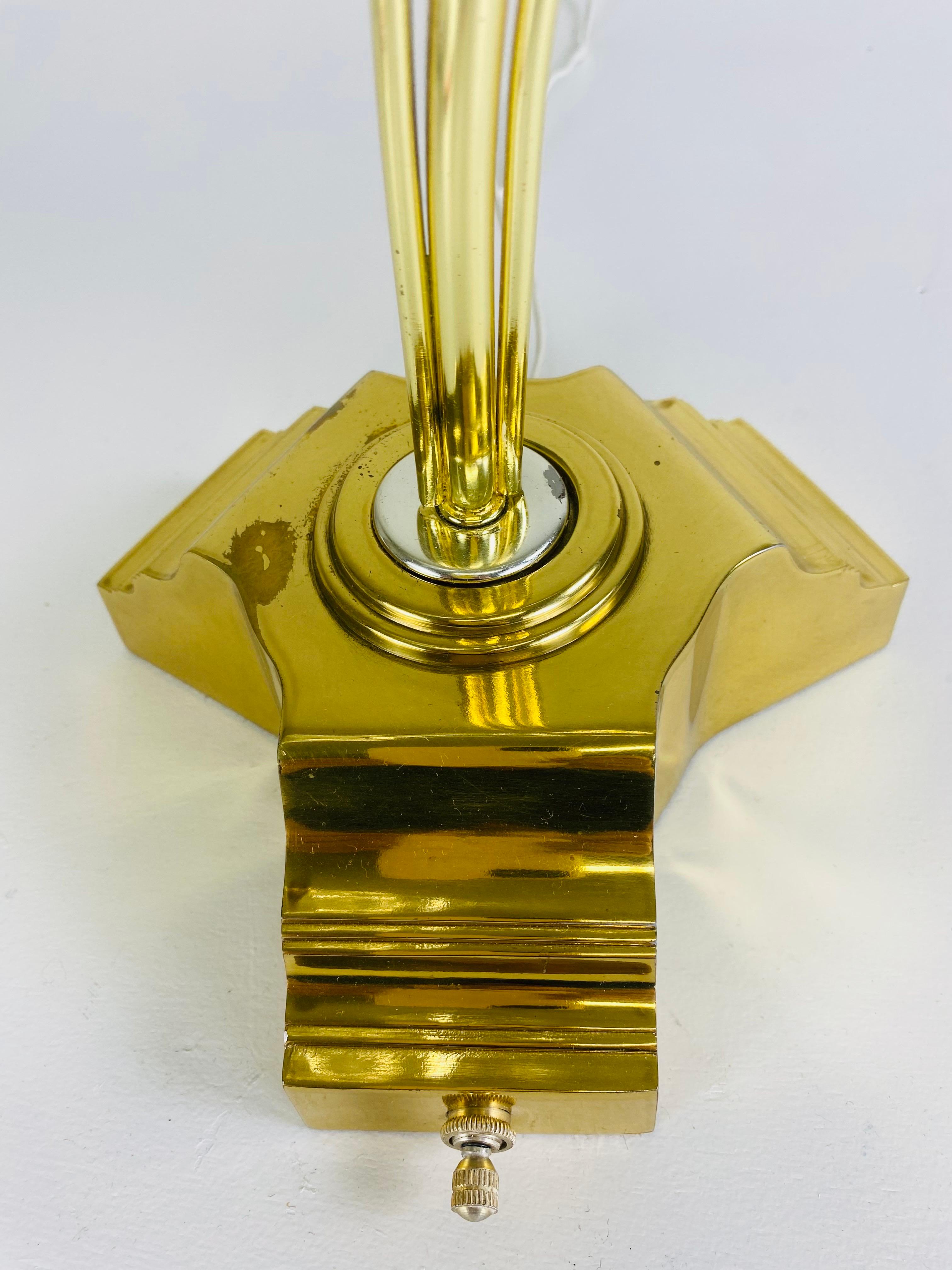 Dies ist ein Mid-Century Vintage mundgeblasenen italienischen Murano klar Glas Calla Lilie Tischlampe. Diese Tischlampe hat einen mundgeblasenen Klarglasschirm mit einem massiven Messingfuß. Diese italienische Lampe hat die Form einer Calla-Lilie.
