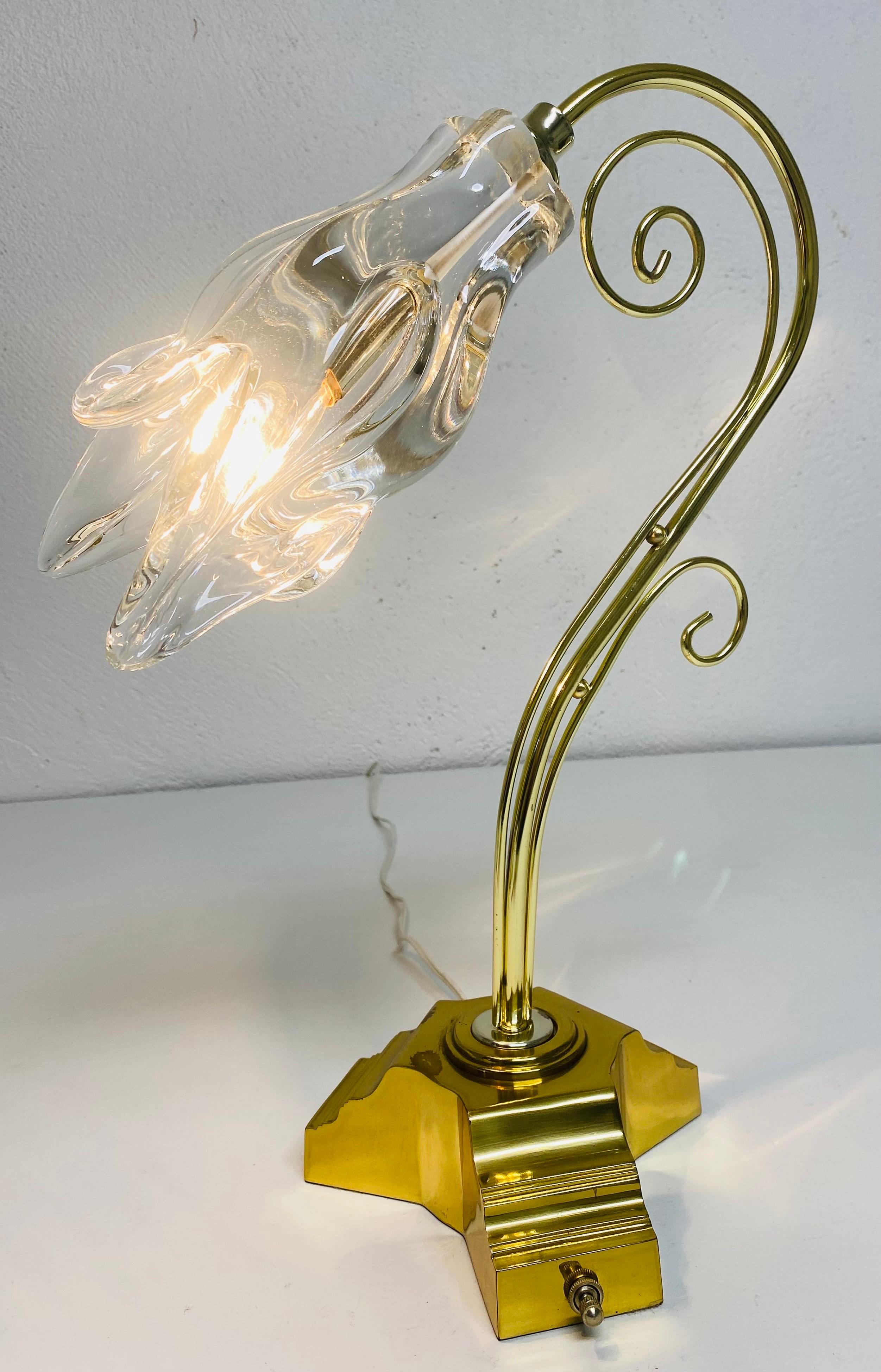 Mid century vintage mundgeblasenen italienischen Murano klar Glas Calla Lilie Lampe (Mitte des 20. Jahrhunderts) im Angebot