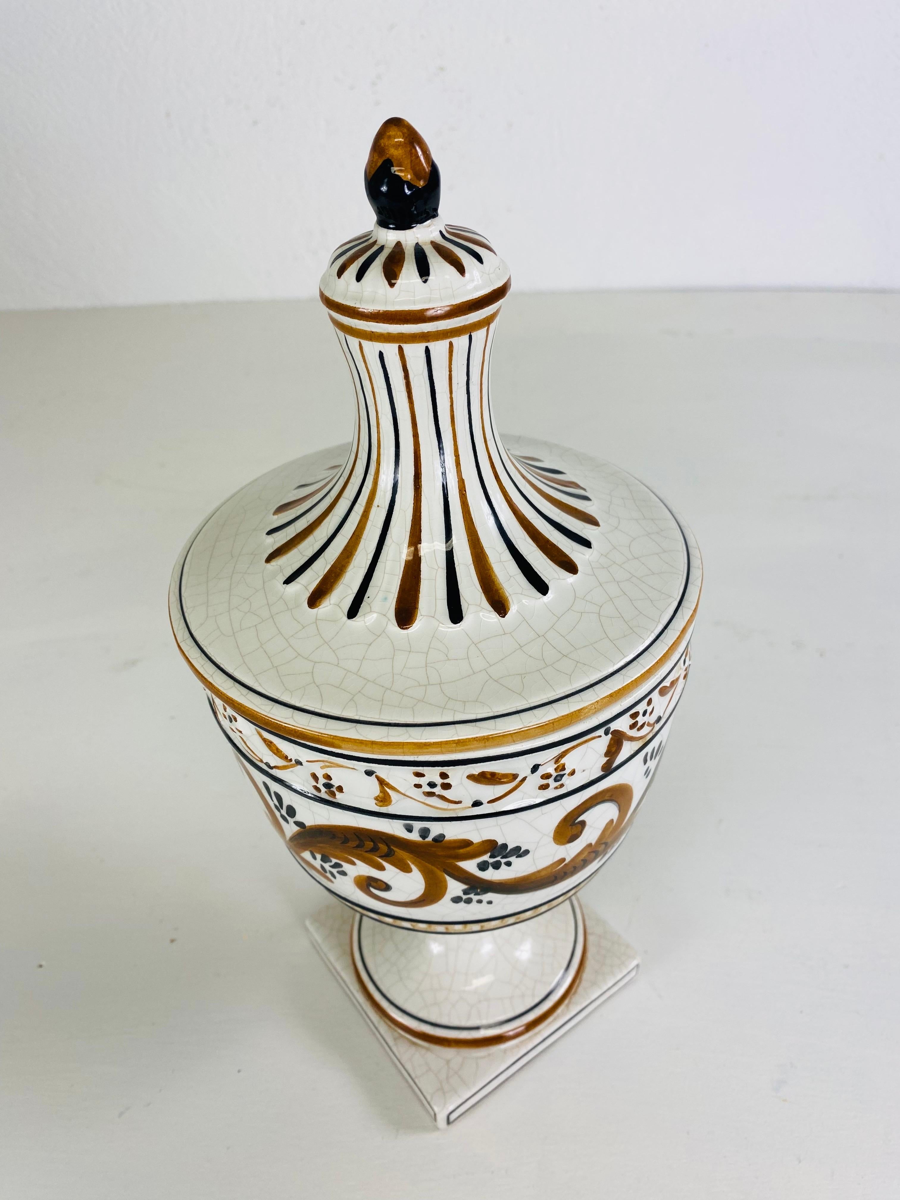 Mid century vintage hand-painted Italian pottery urn with lid. For Sale 2