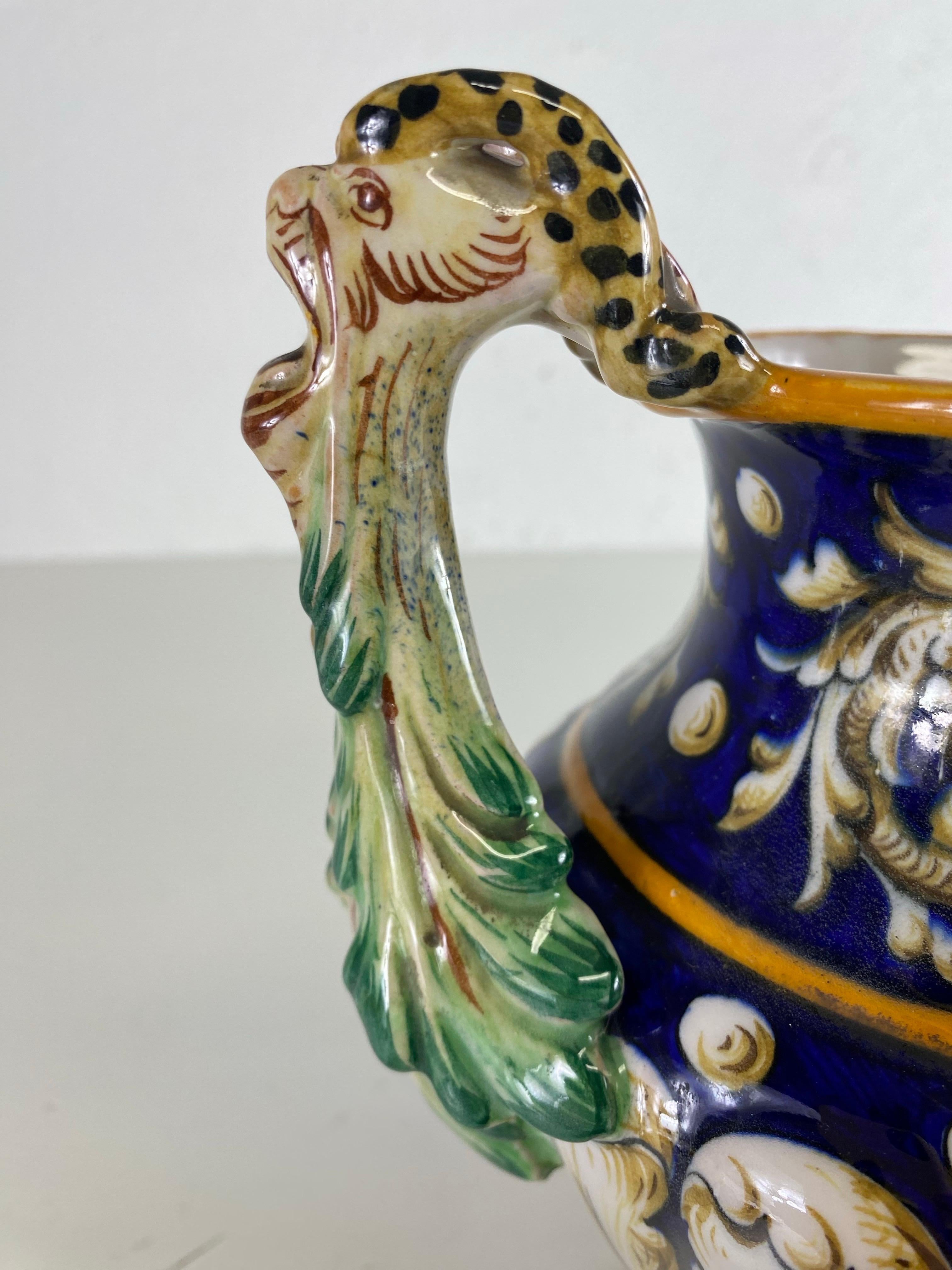 Urne in ceramica italiana dipinte a mano della metà del secolo scorso con coperchi/coppia in vendita 2