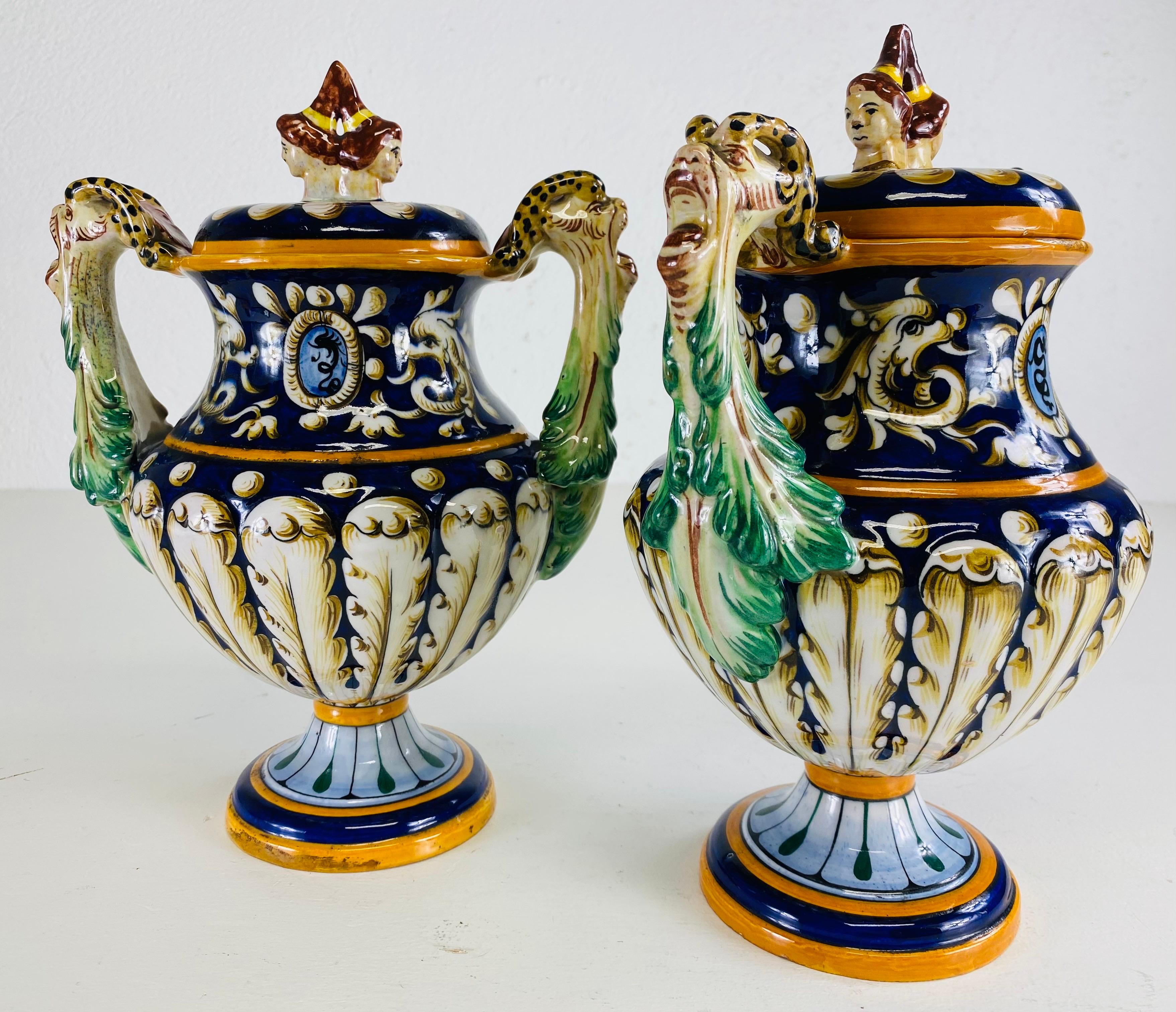 Urne in ceramica italiana dipinte a mano della metà del secolo scorso con coperchi/coppia in vendita 3