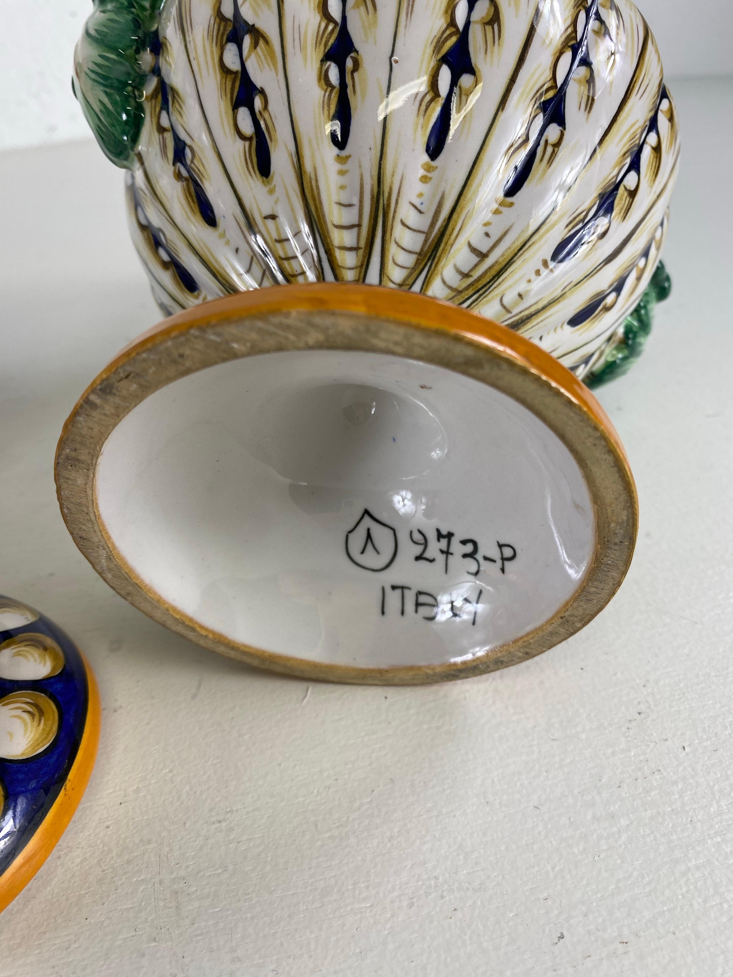 Rinascimento Urne in ceramica italiana dipinte a mano della metà del secolo scorso con coperchi/coppia in vendita