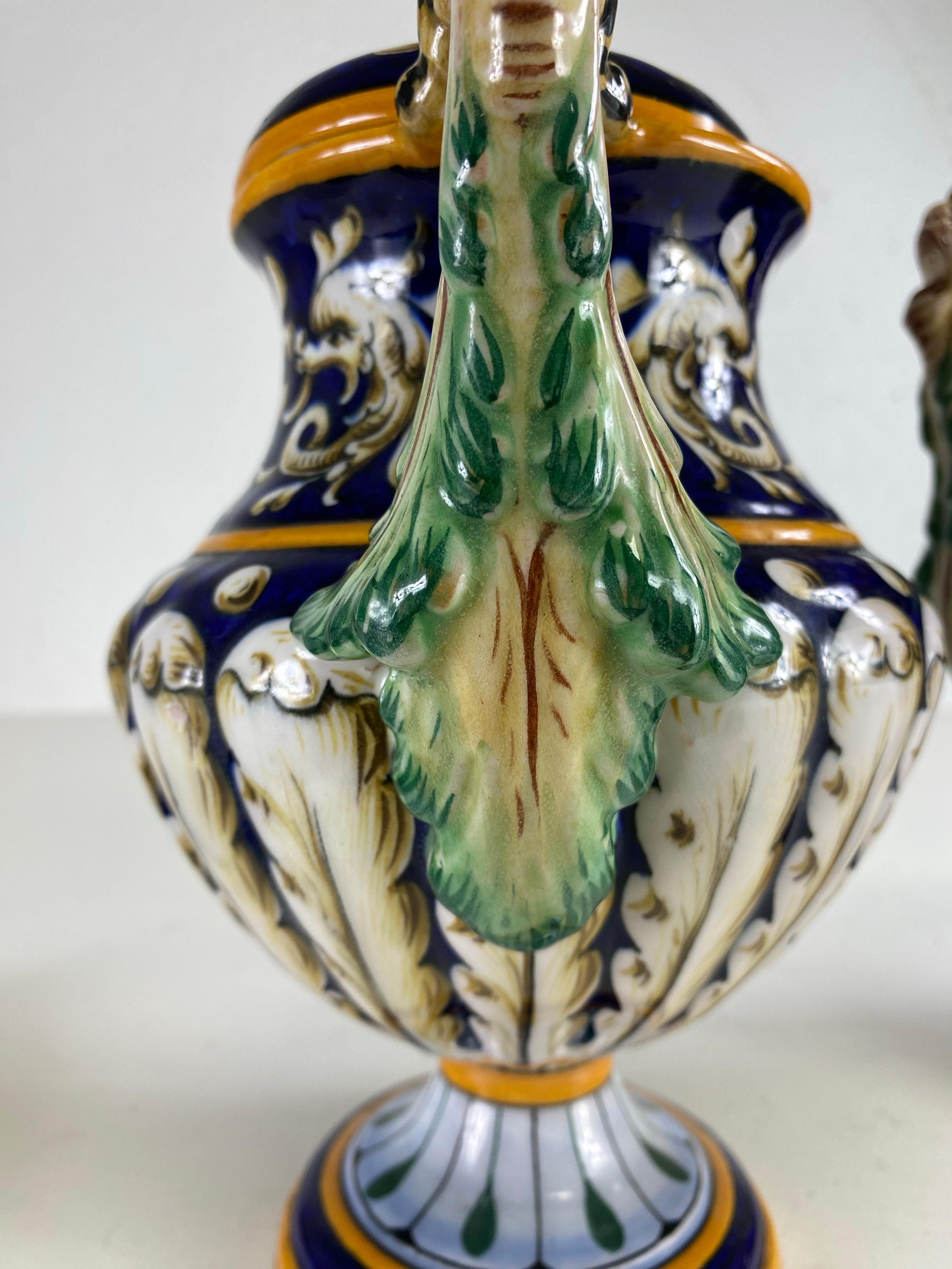 Italiano Urne in ceramica italiana dipinte a mano della metà del secolo scorso con coperchi/coppia in vendita