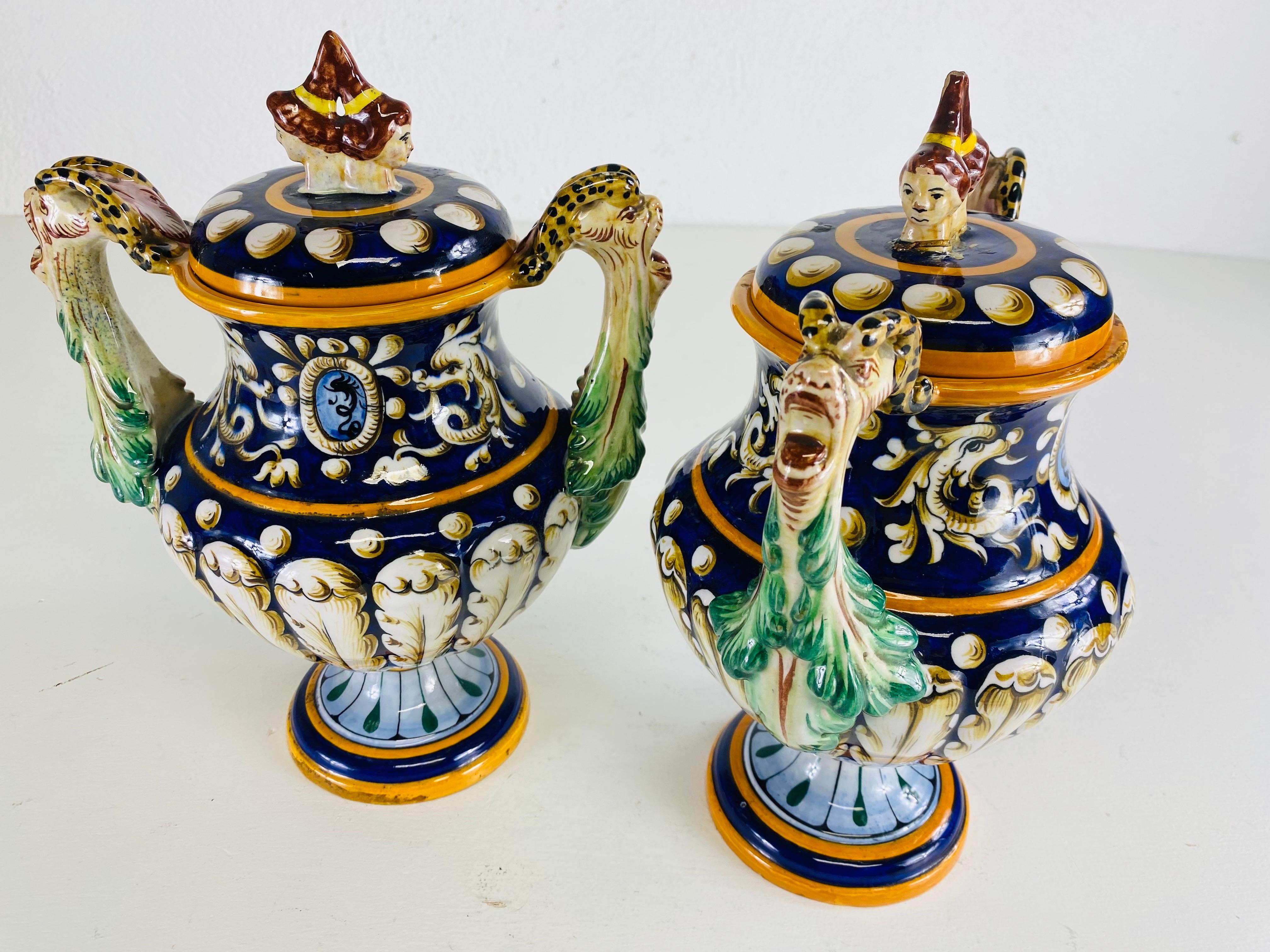 Fatto a mano Urne in ceramica italiana dipinte a mano della metà del secolo scorso con coperchi/coppia in vendita