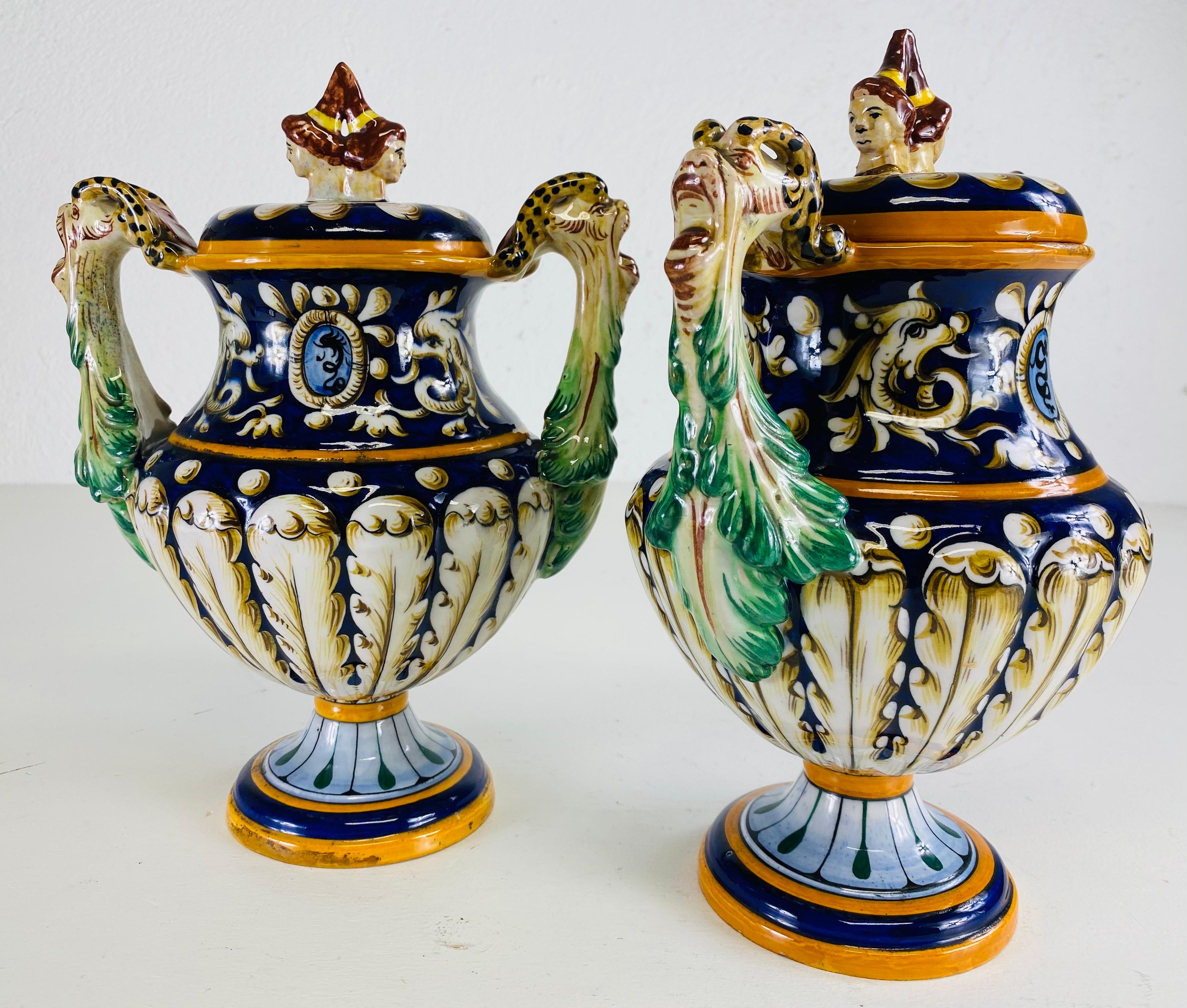 Urne in ceramica italiana dipinte a mano della metà del secolo scorso con coperchi/coppia In condizioni buone in vendita a Allentown, PA