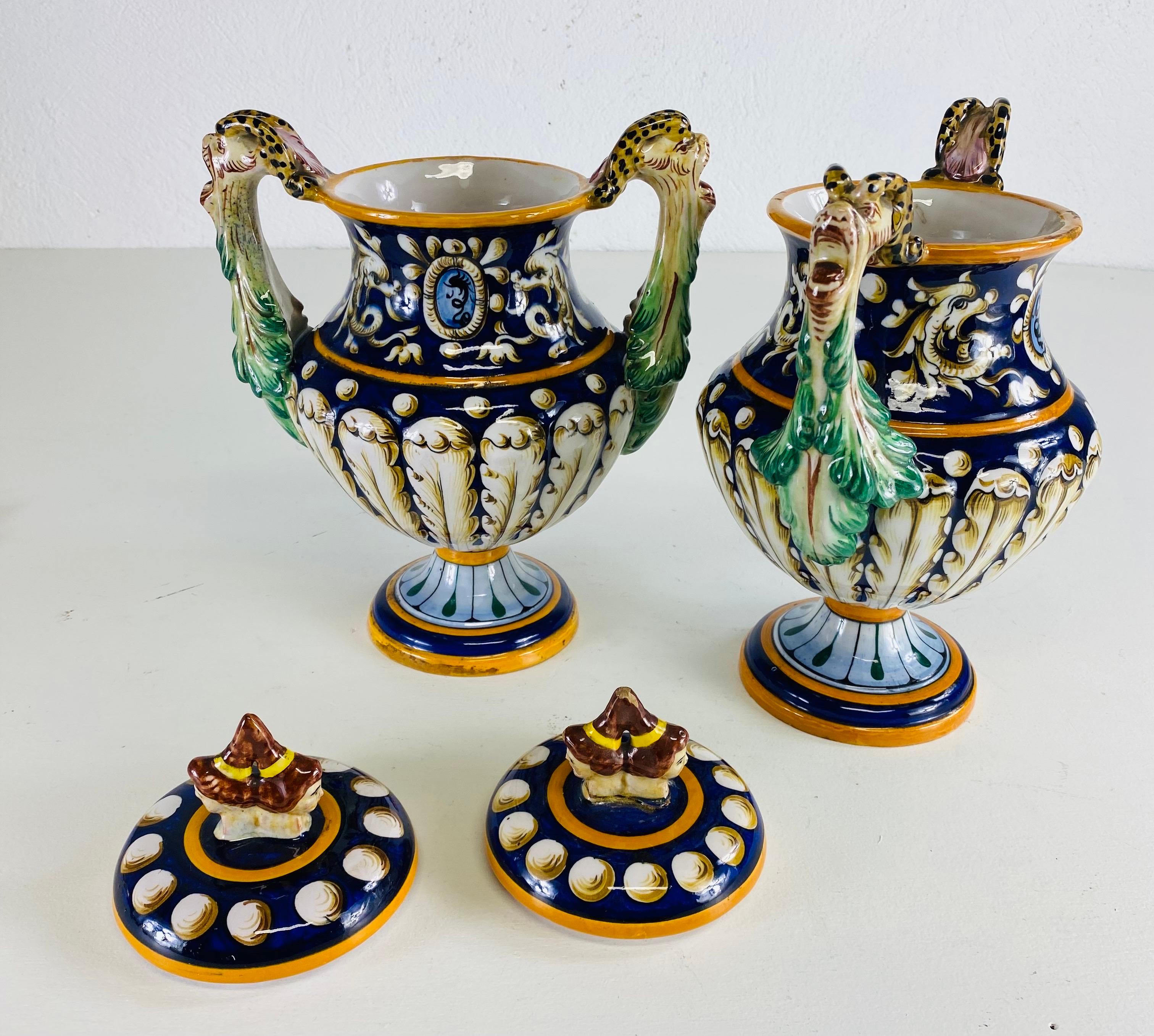 Metà XX secolo Urne in ceramica italiana dipinte a mano della metà del secolo scorso con coperchi/coppia in vendita