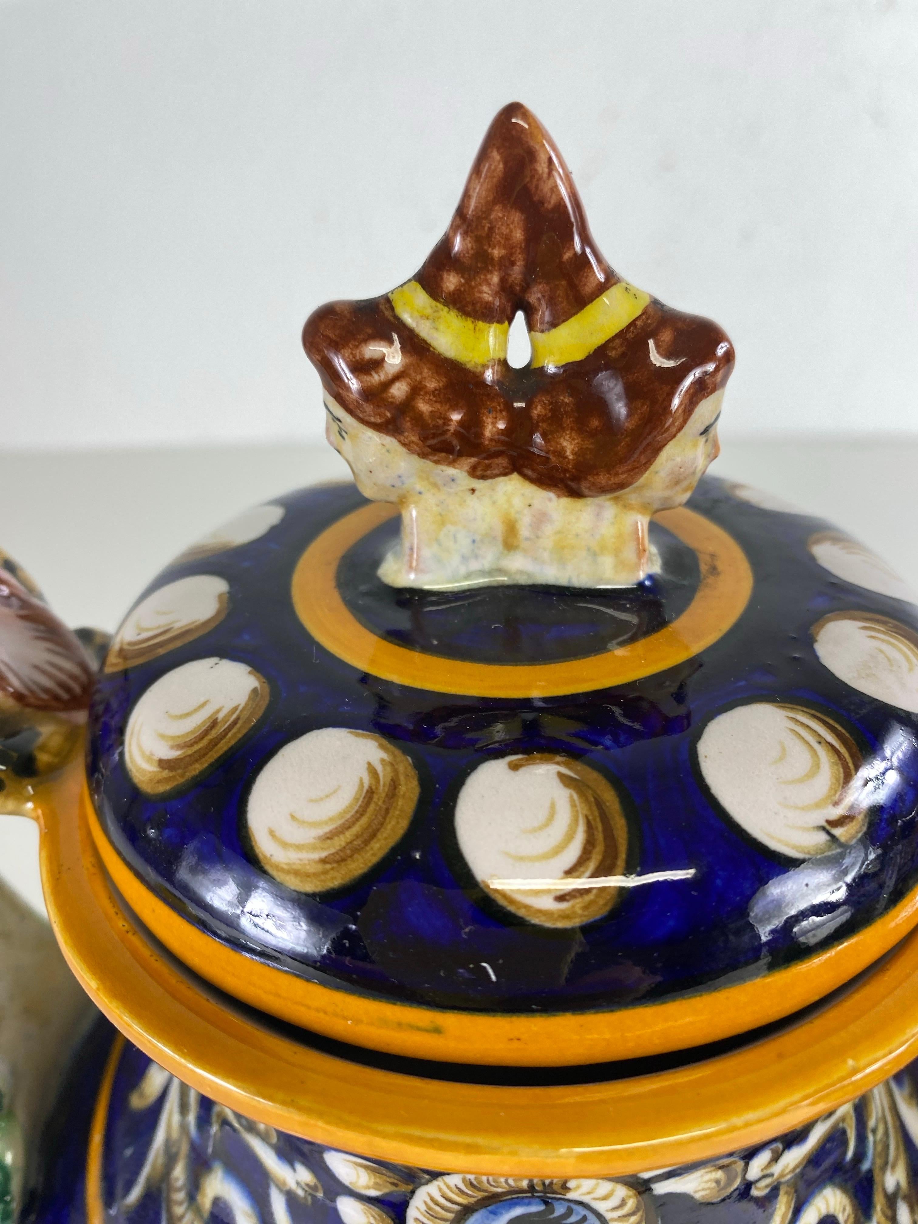 Terracotta Urne in ceramica italiana dipinte a mano della metà del secolo scorso con coperchi/coppia in vendita