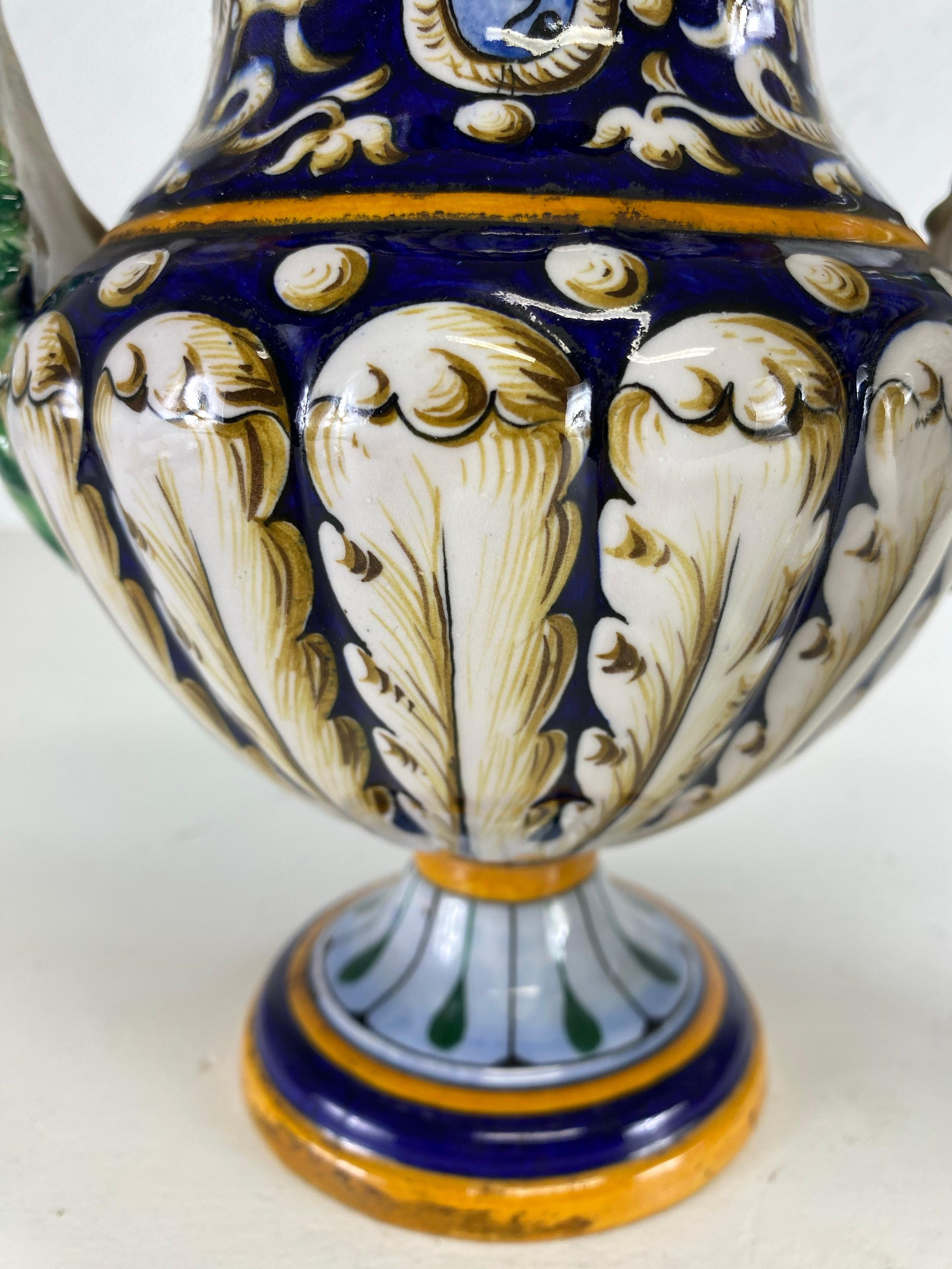 Urne in ceramica italiana dipinte a mano della metà del secolo scorso con coperchi/coppia in vendita 1