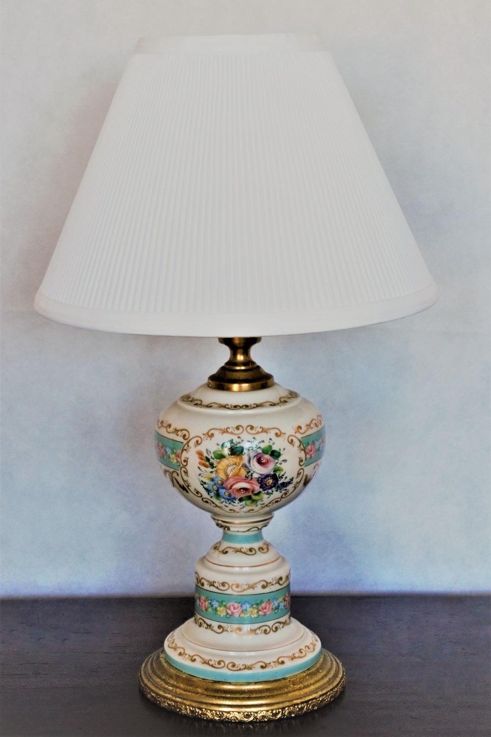 Lampe de table en porcelaine peinte à la main, blanc et turquoise, montée sur une base en laiton, France, vers 1930-1940. Abat-jour Neu inclus.
Fabrication de porcelaine : Marqué ACE Decor De Paris
Très bon état - porcelaine sans dommage, patine