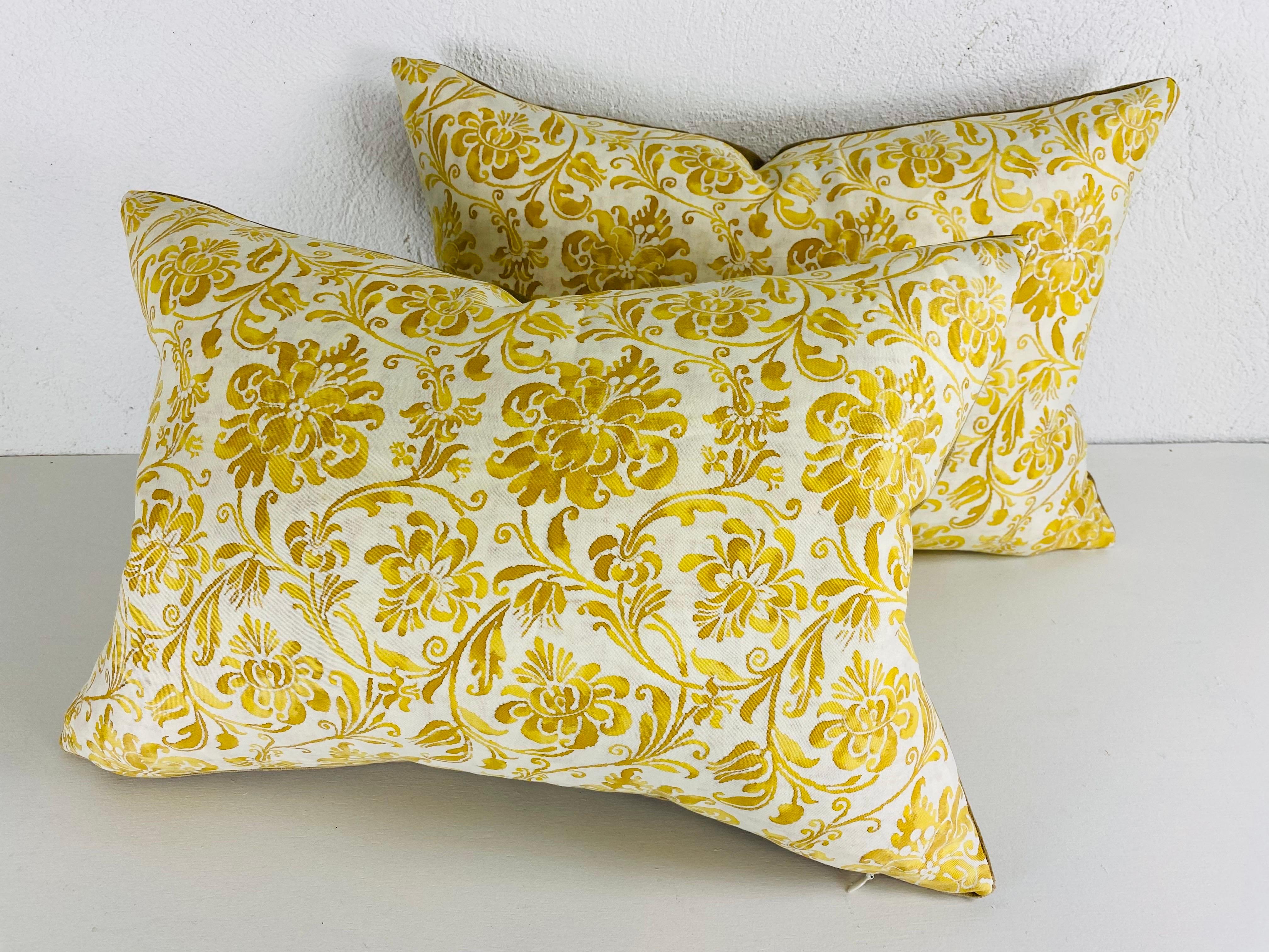 Handbedruckte italienische Fortuny-Kissen aus der Mitte des Jahrhunderts / ein Paar (Stoff) im Angebot