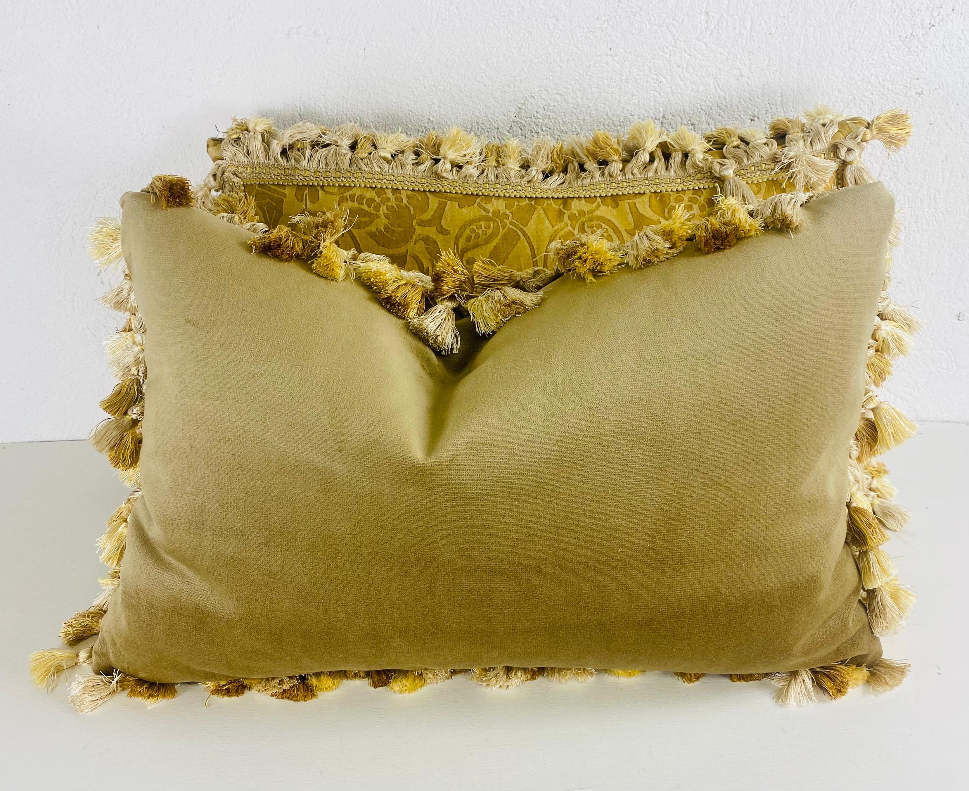Se trata de un par de cojines vintage de mediados de siglo con borlas Fortuny impresas a mano. De la colección Medici, este precioso Fortuny Ámbar Dorado tiene un motivo barroco clásico en la parte delantera con un fleco de borlas coordinadas en