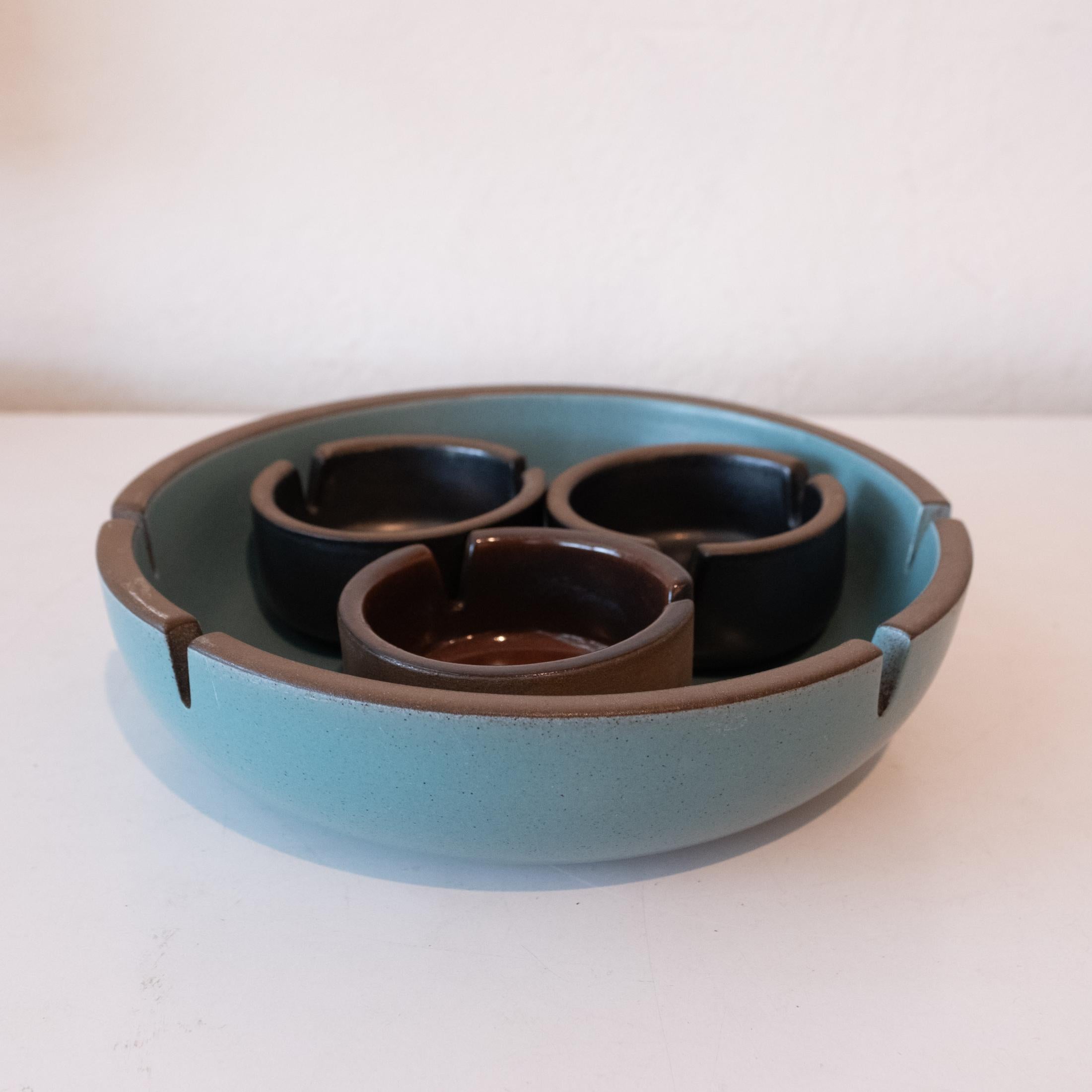 Ein Satz von vier Aschenbechern, entworfen von Edith Heath für ihre Firma Heath Ceramics. Ein klassisches Design des Avantgarde-Keramikers. Hergestellt in Kalifornien in den 1950er Jahren. 

Groß: 8,5