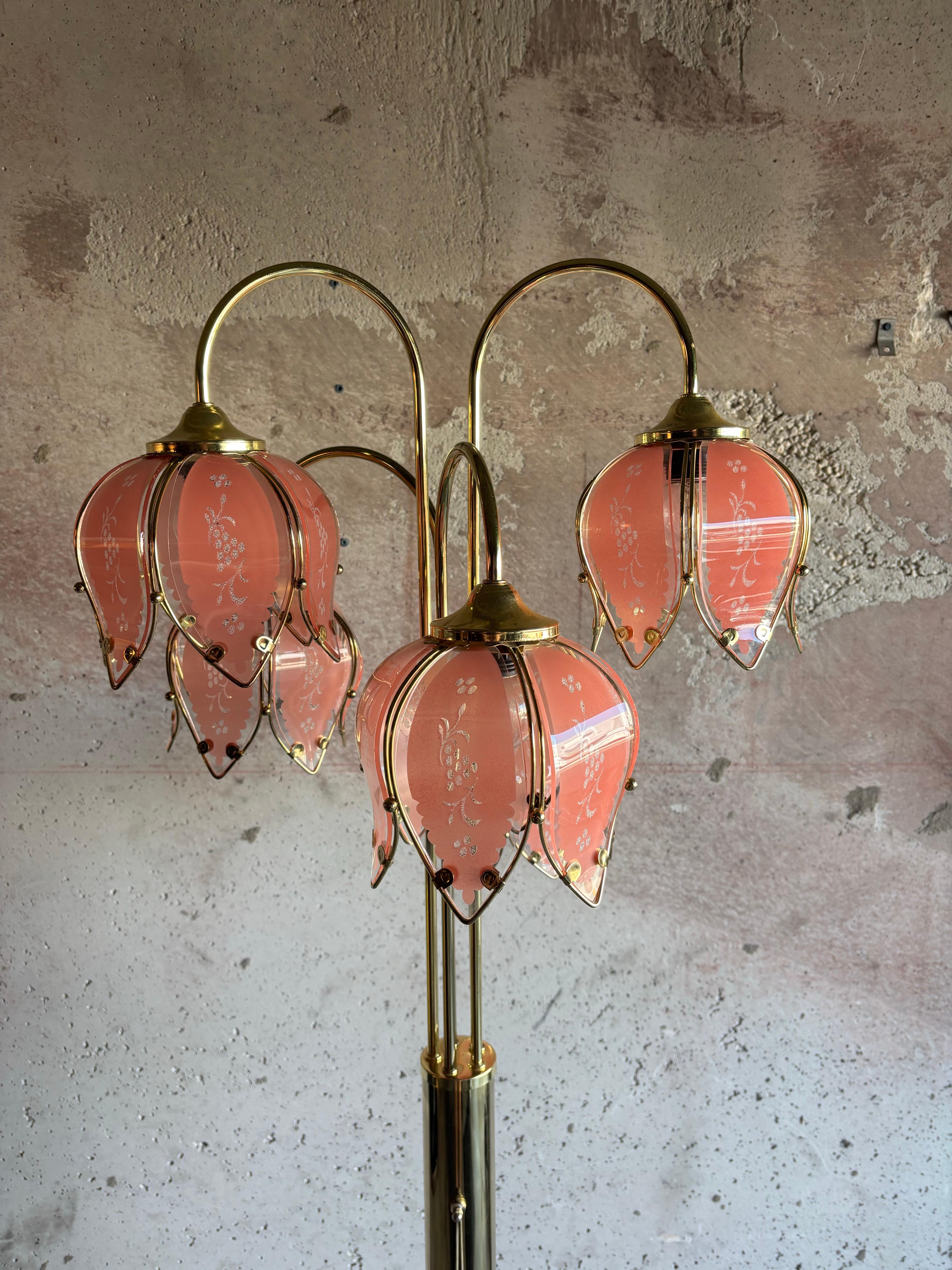 Impresionante lámpara de pie vintage de estilo Hollywood regency. 

Consta de 5 luces que tienen cada una sus propios pétalos de cristal rosa grabados a mano. Cada una en su propio tallo largo y fluido de latón. Las luces se unen en el 