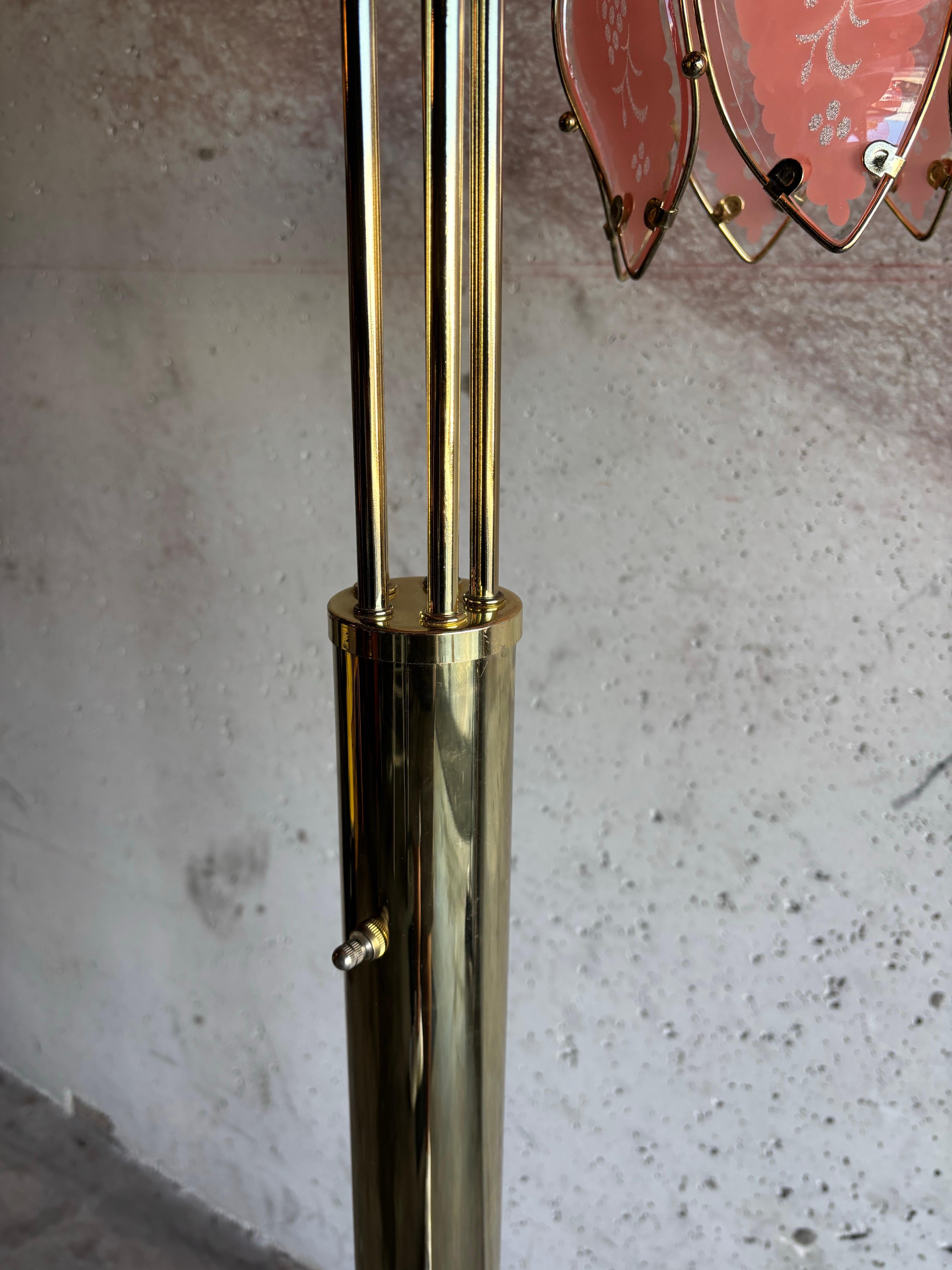 Lámpara de pie Mid Century Vintage Hollywood Regency Flor de cascada de latón Regencia de Hollywood en venta