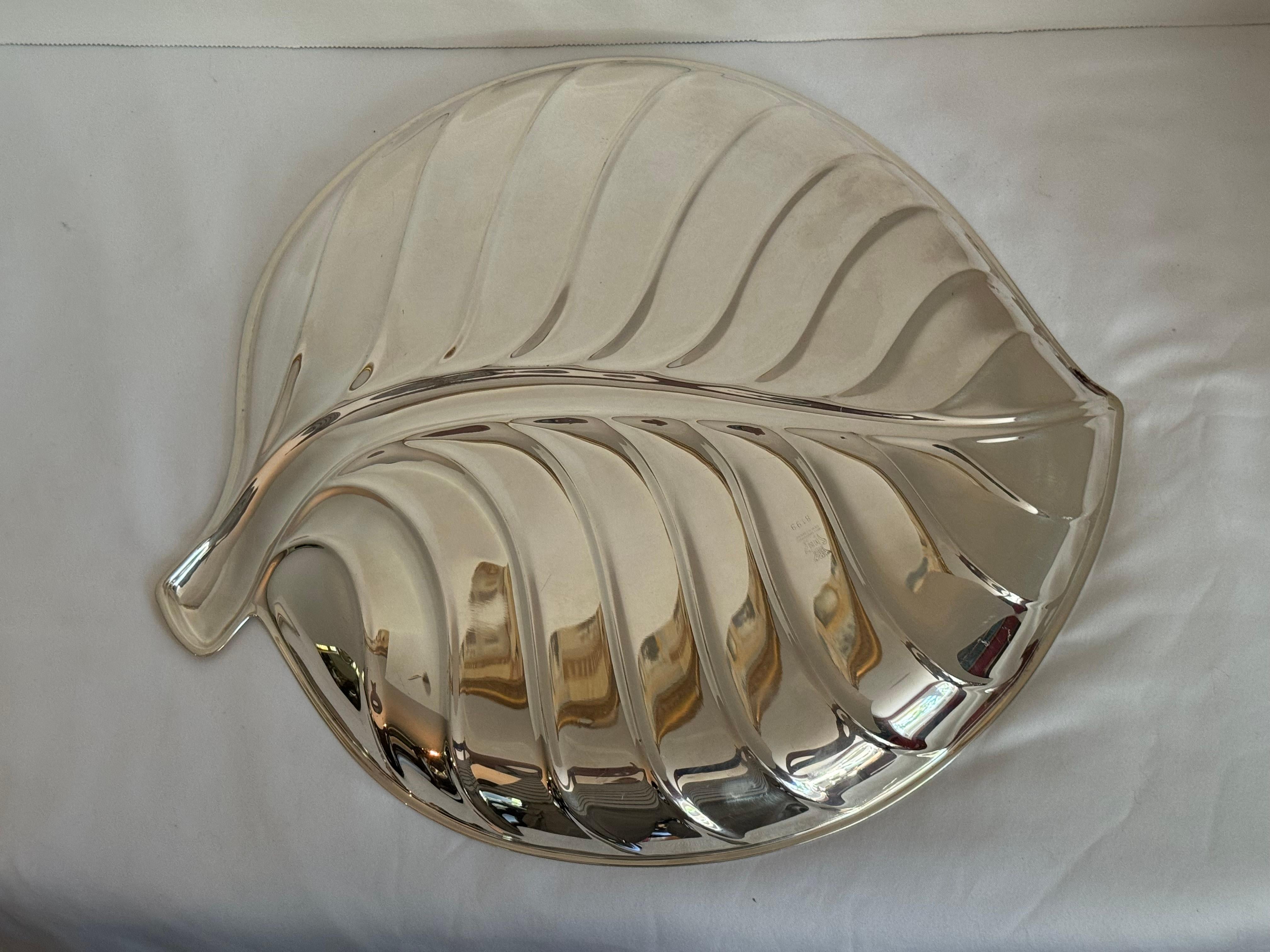 Esta bandeja vintage de International Silver es un bello complemento para cualquier colección moderna de mediados de siglo. El motivo de hojas y las iniciales grabadas la convierten en una pieza única que seguro que te impresionará. Fabricada en