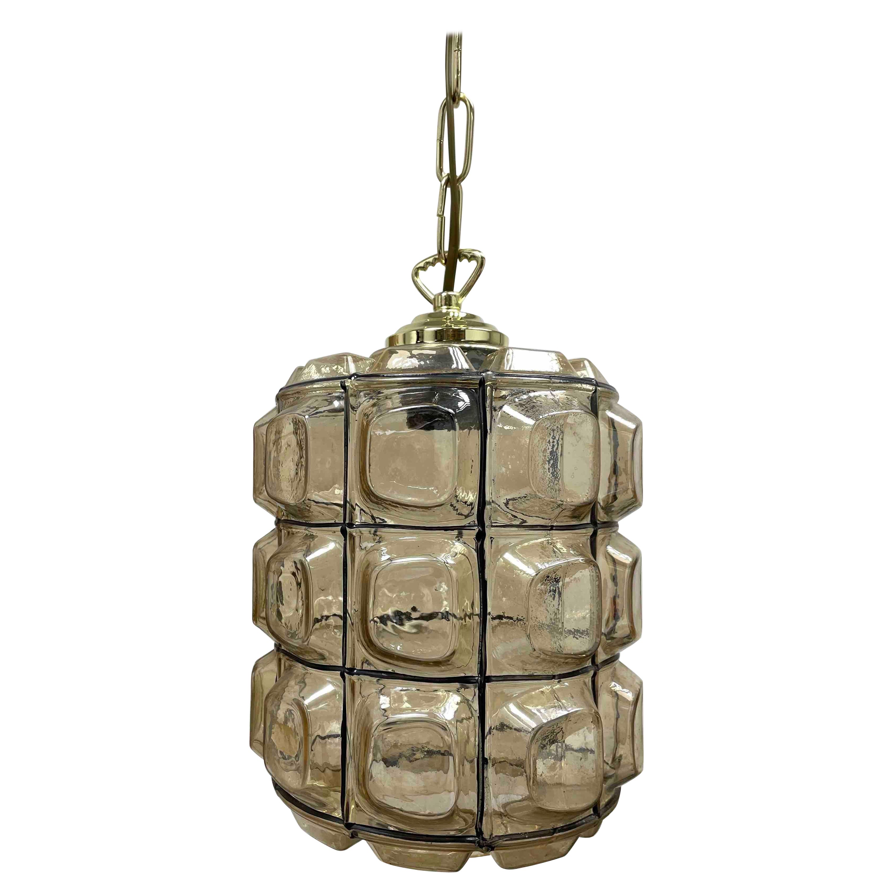 Lampada a sospensione di metà secolo in ferro, vetro e ottone di Limburg, anni '60