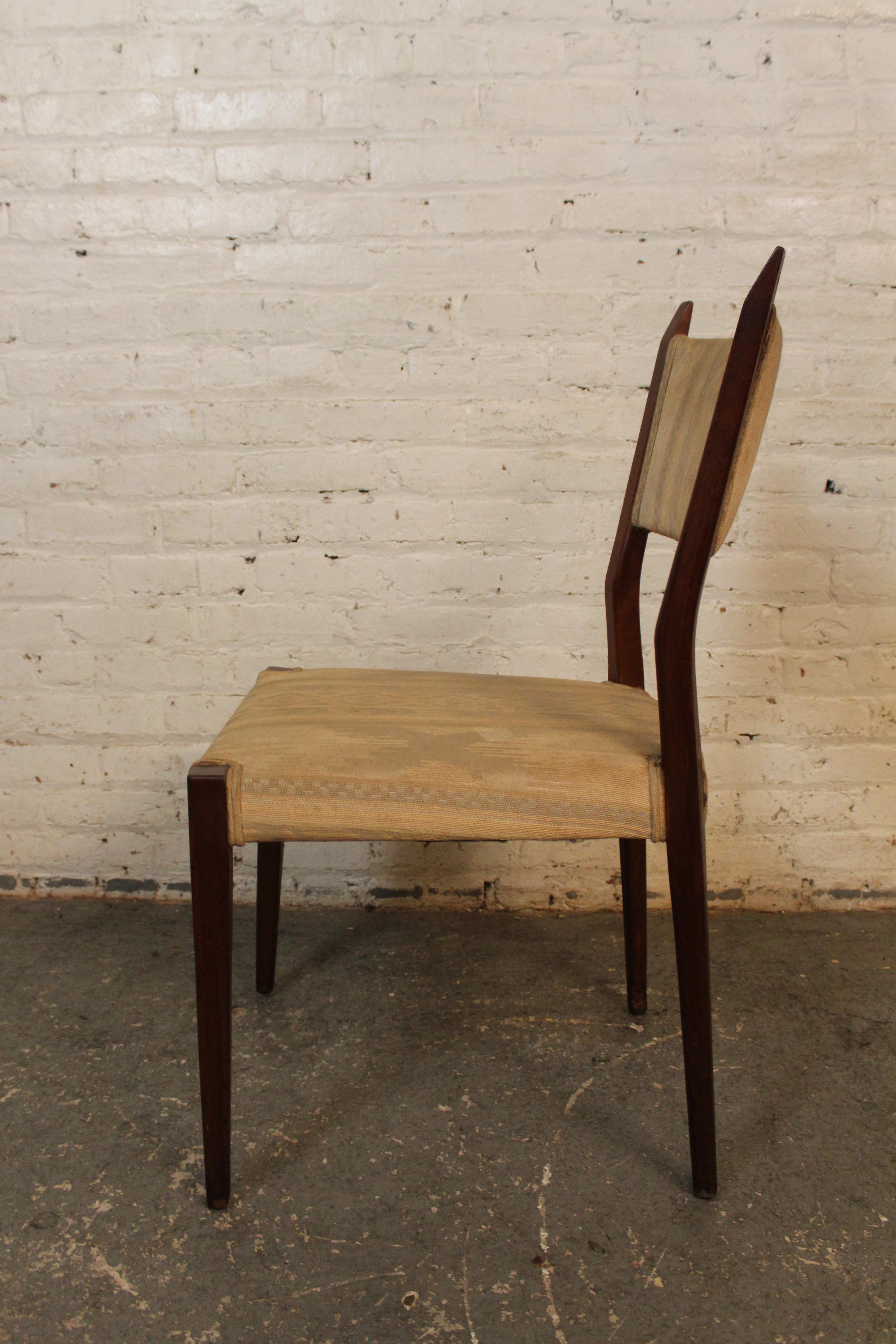 Adoptez les lignes classiques du légendaire design moderne américain du milieu du siècle avec cette chaise accrocheuse du légendaire designer Paul McCobb. Conçue pour sa collection emblématique 