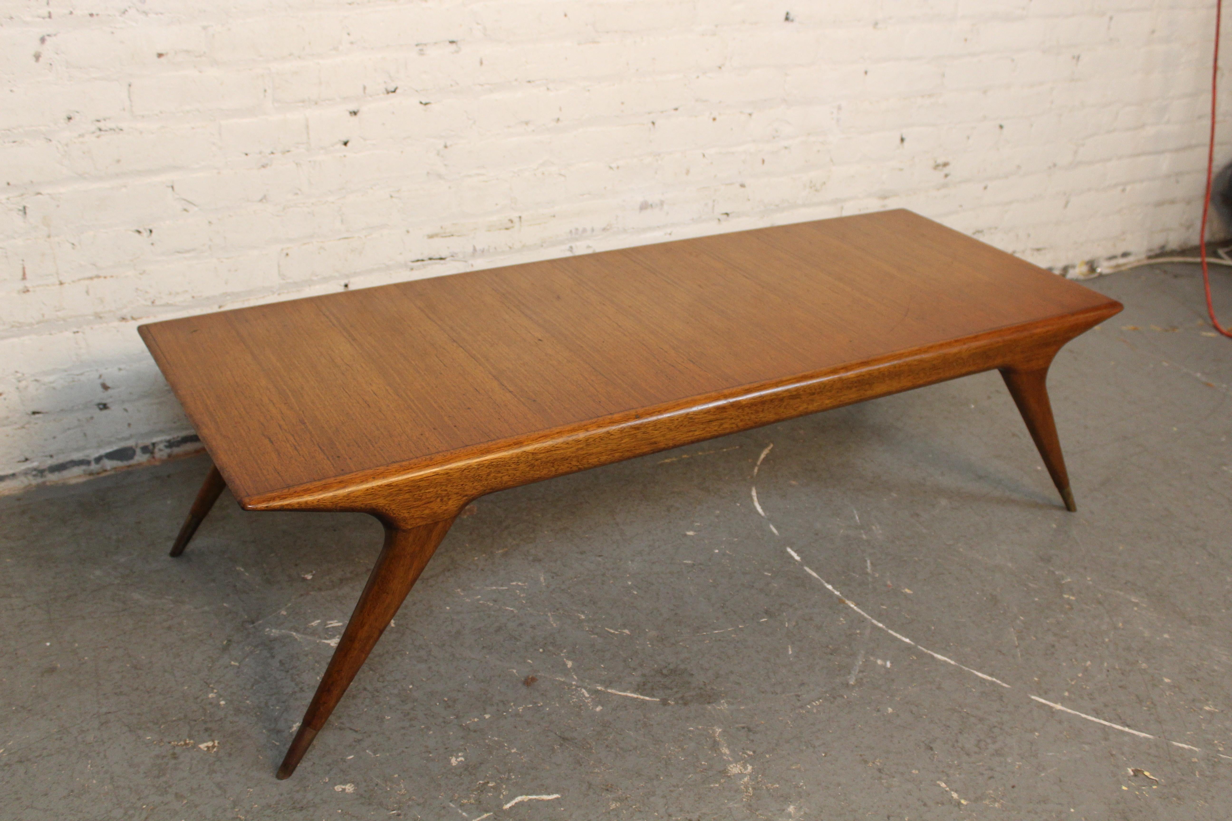 Mid-Century Vintage Italienisch Buche & Messing Couchtisch (Geschnitzt) im Angebot
