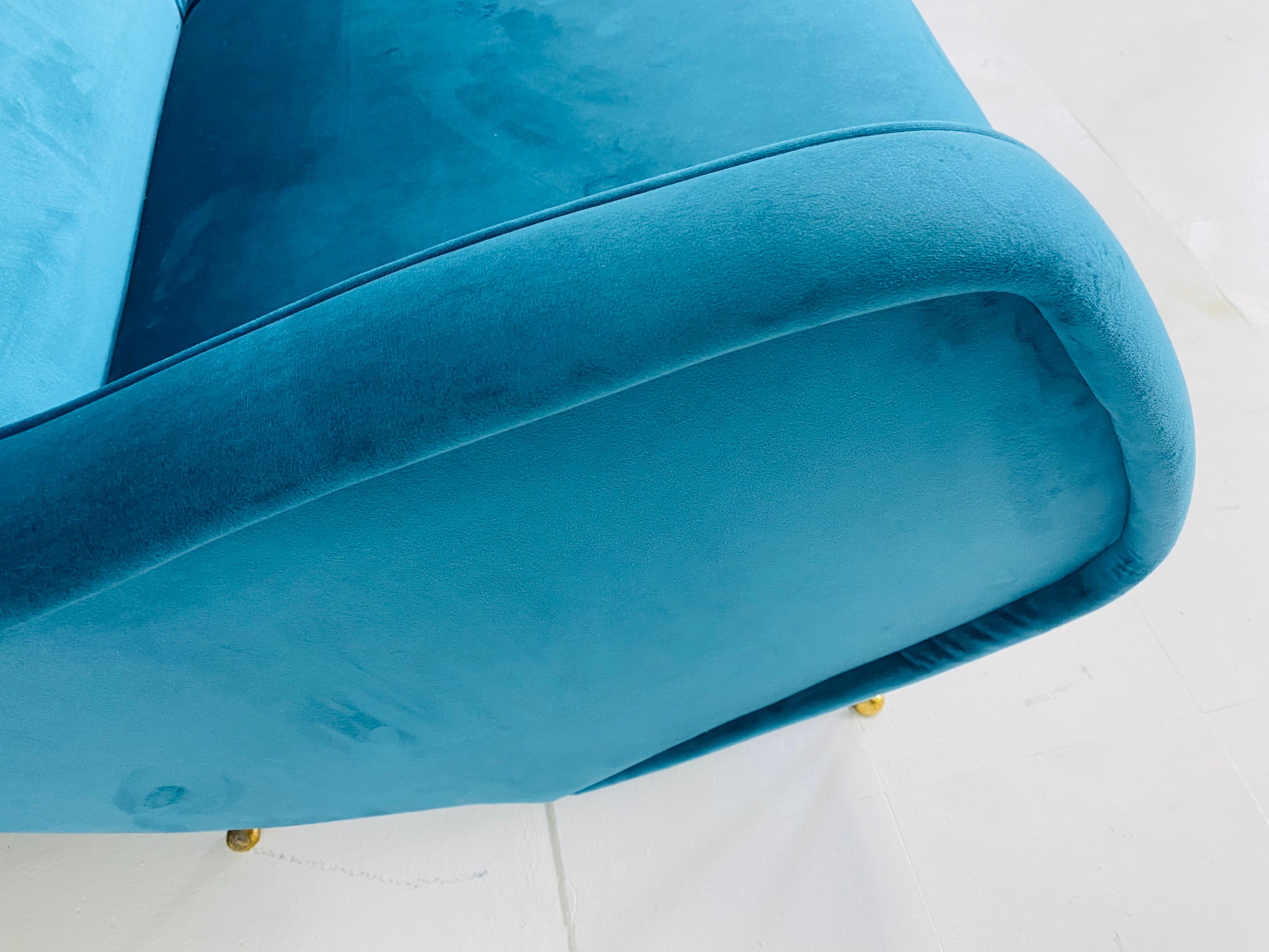 Mid-century vintage Italian blue velvet sofa in the manner of Gio Ponti For Sale 3