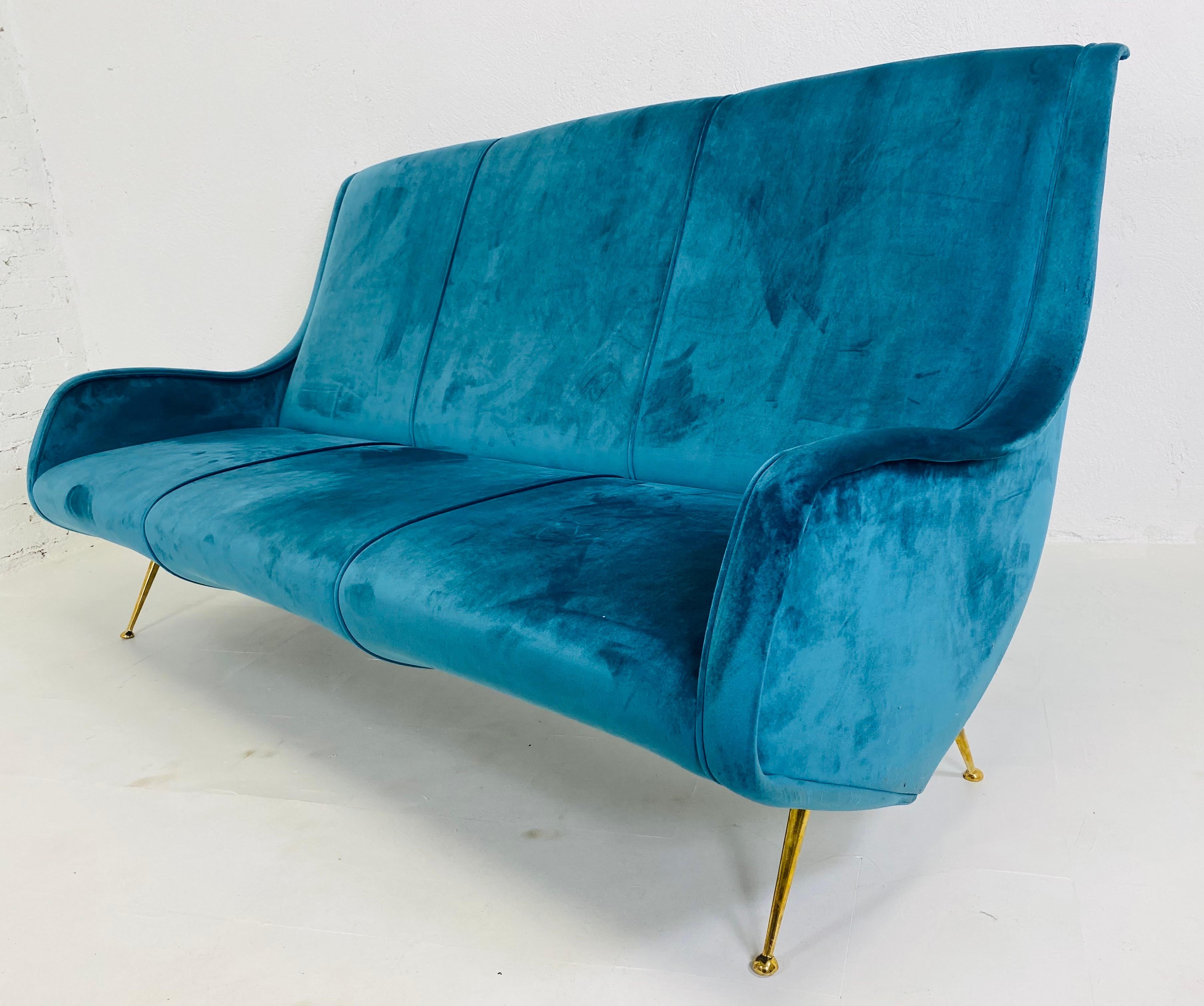 Mid-century vintage Italian blue velvet sofa in the manner of Gio Ponti For Sale 4