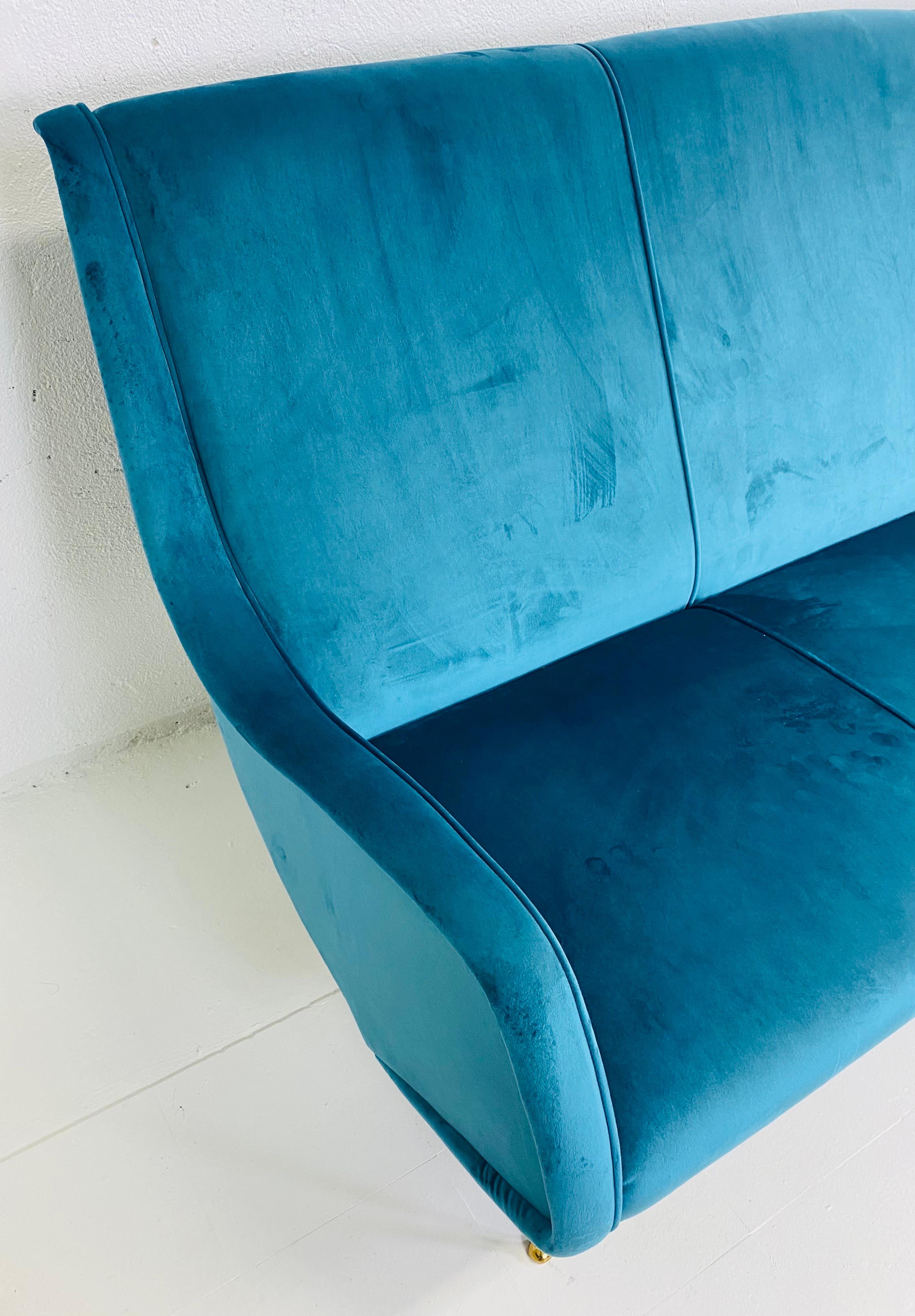 Mid-century vintage Italian blue velvet sofa in the manner of Gio Ponti For Sale 1
