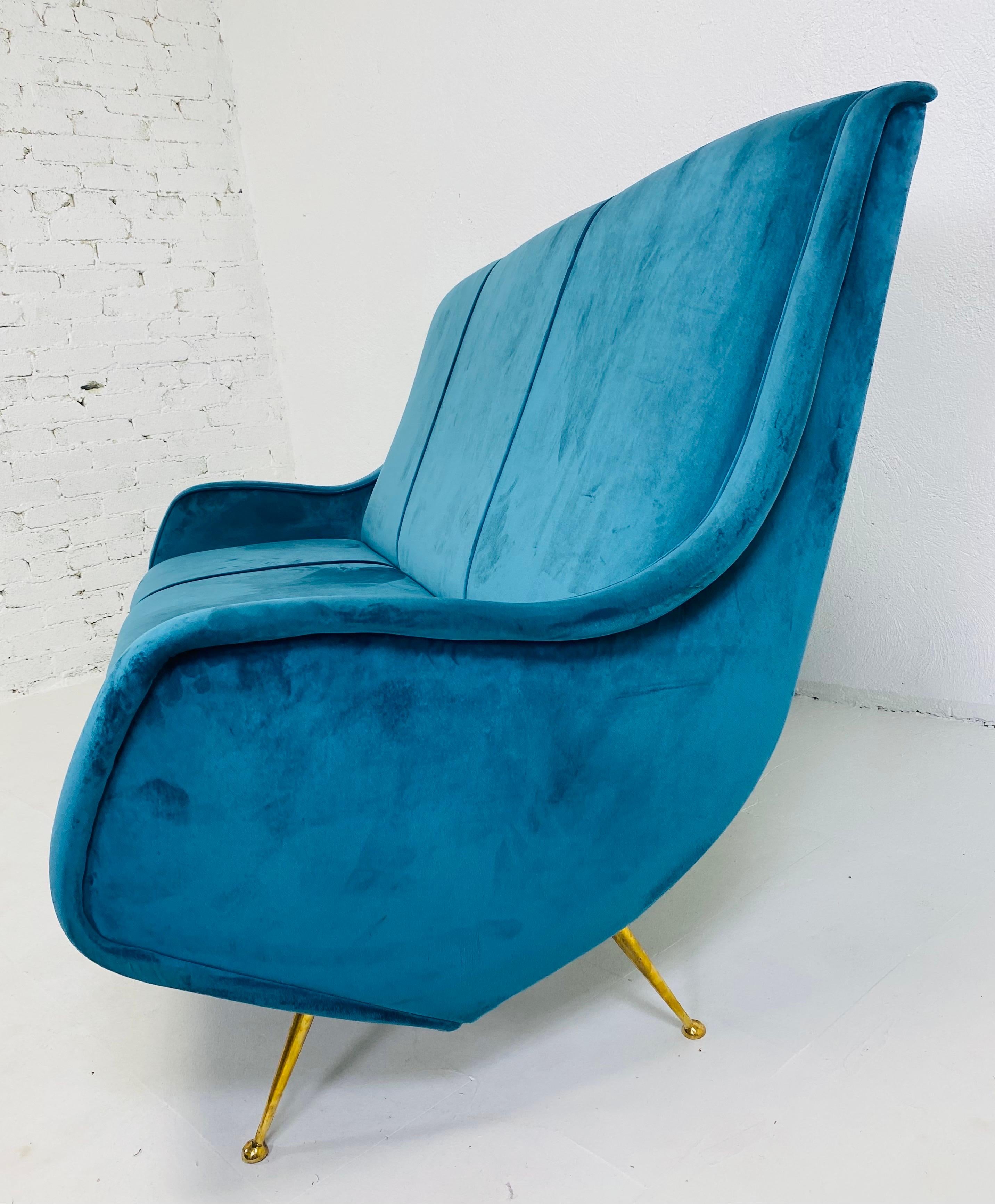 Mid-century vintage Italian blue velvet sofa in the manner of Gio Ponti For Sale 2