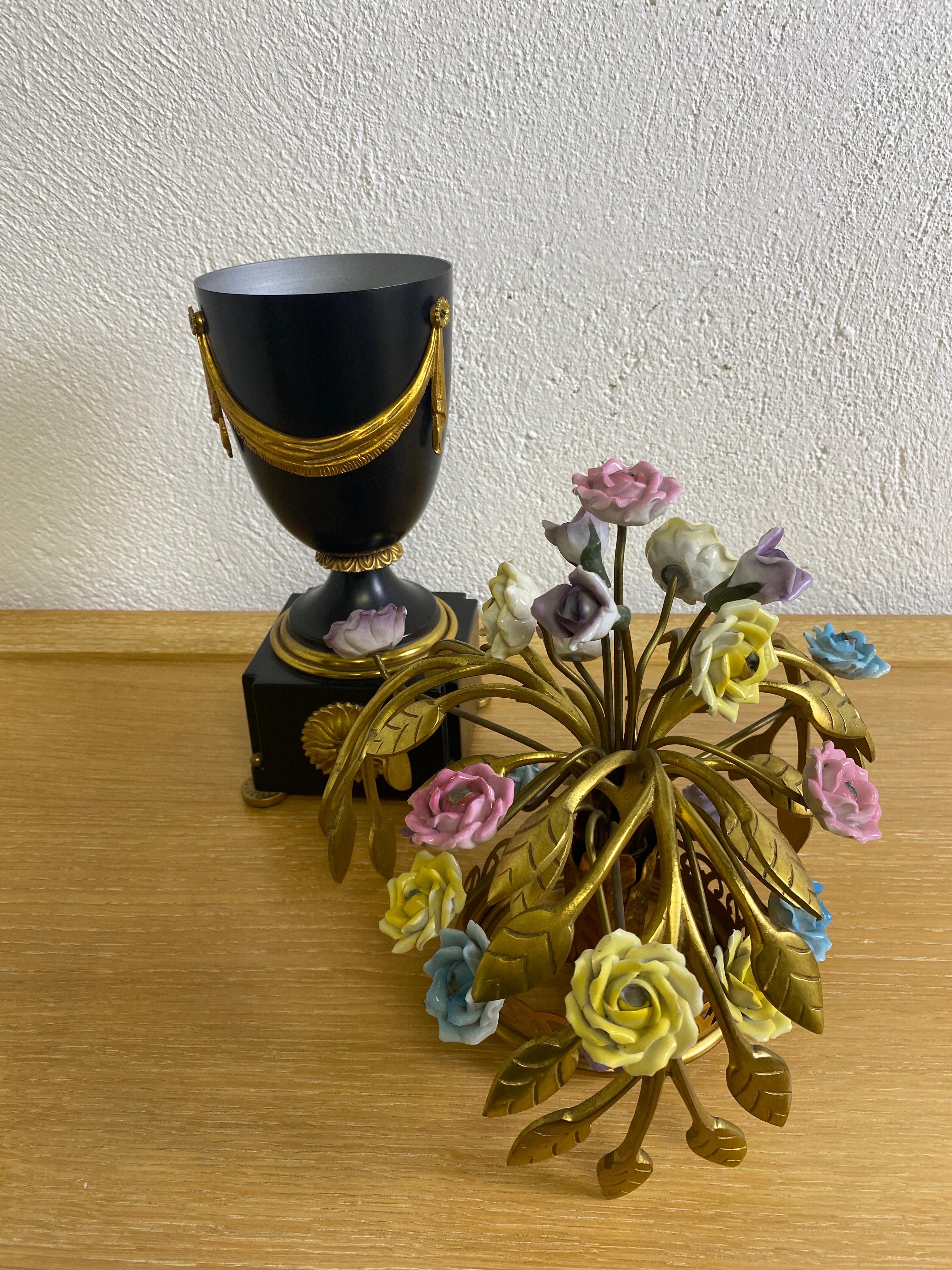 Lampe de décoration fantaisiste en laiton et porcelaine, vintage italien du milieu du siècle. en vente 3
