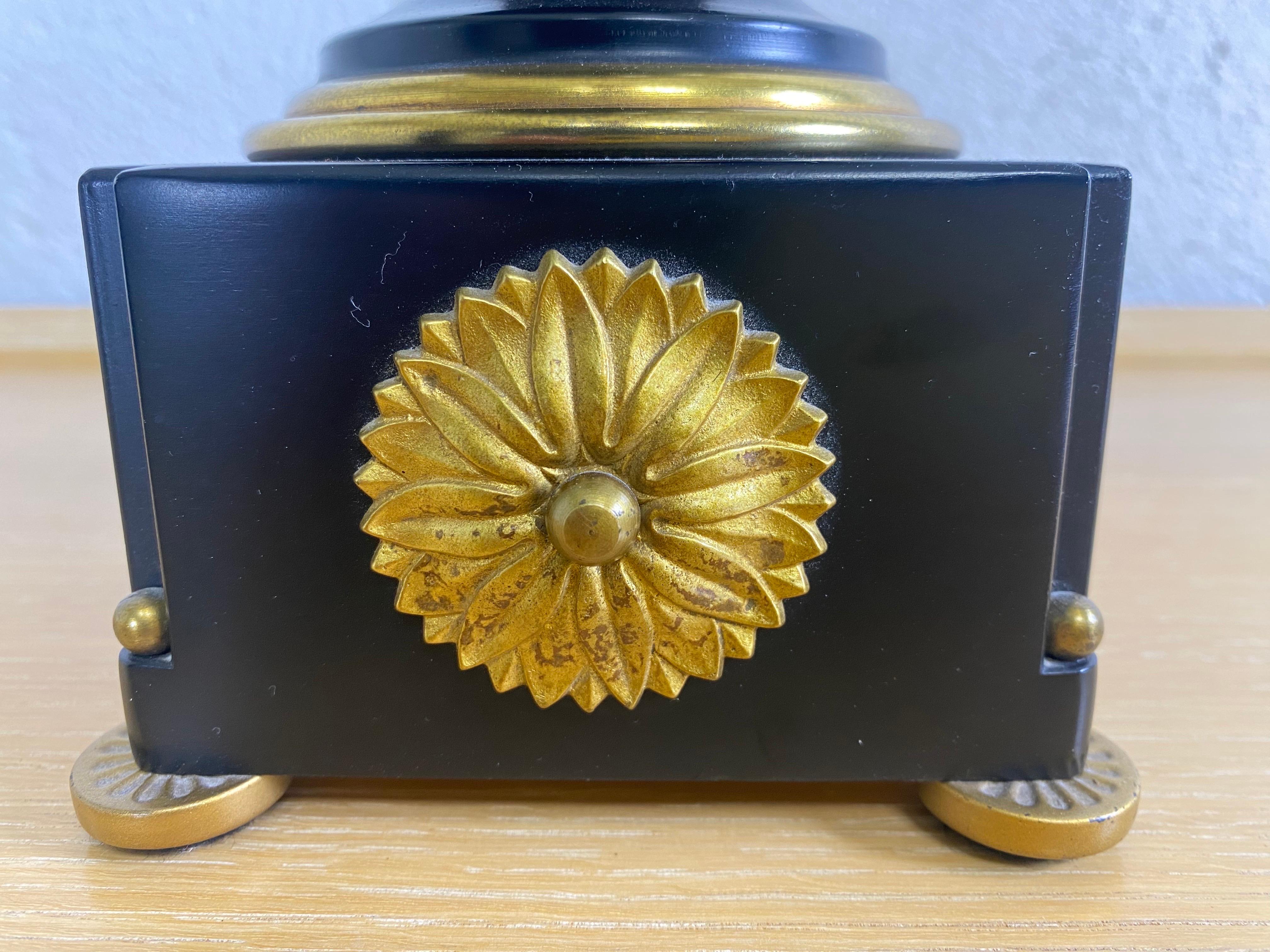 Lámpara decorativa caprichosa de latón y porcelana italiana de mediados de siglo Imperio en venta