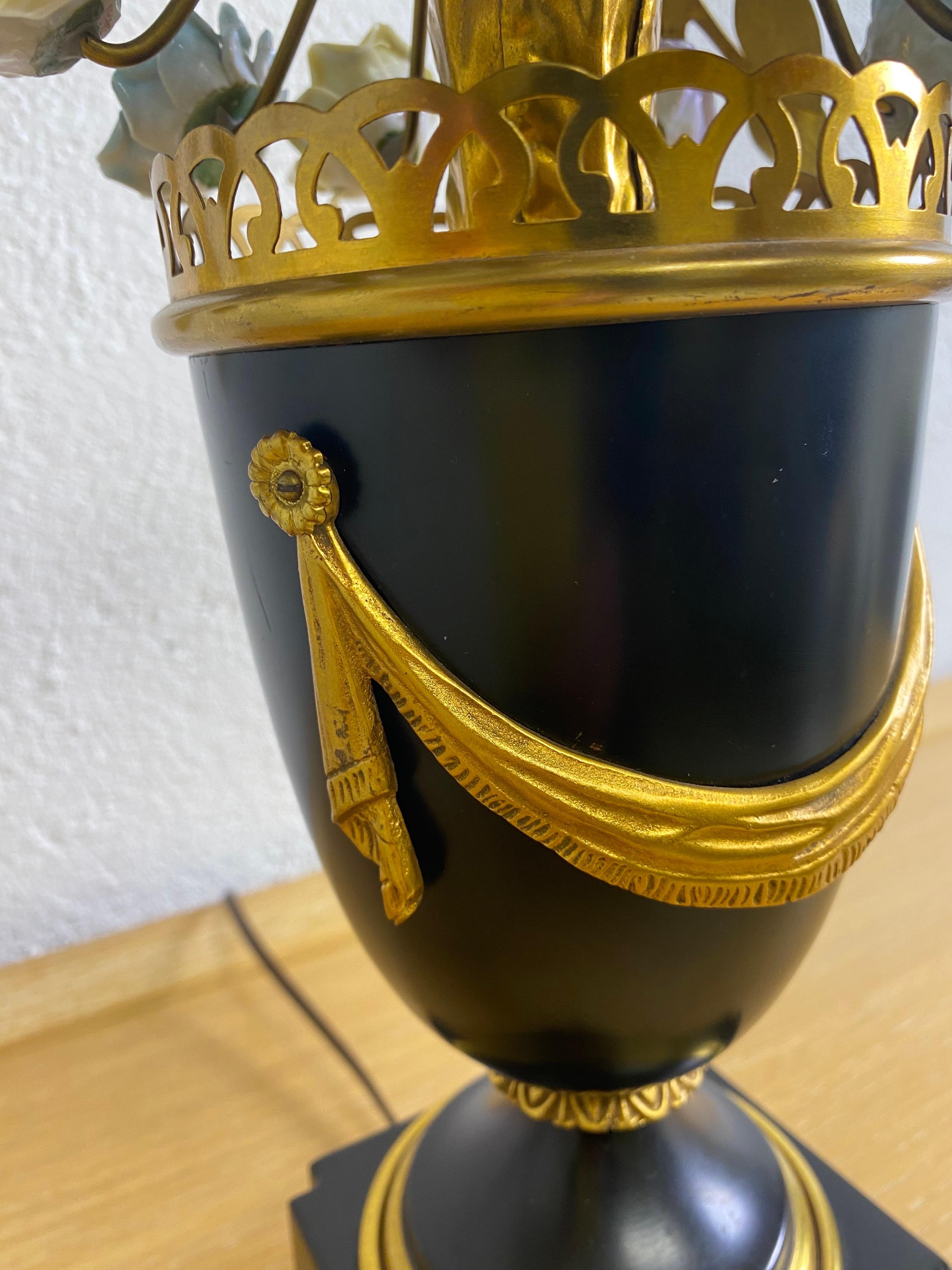 Skurrile italienische Vintage-Dekorationslampe aus Messing und Porzellan aus der Mitte des Jahrhunderts (Italienisch) im Angebot