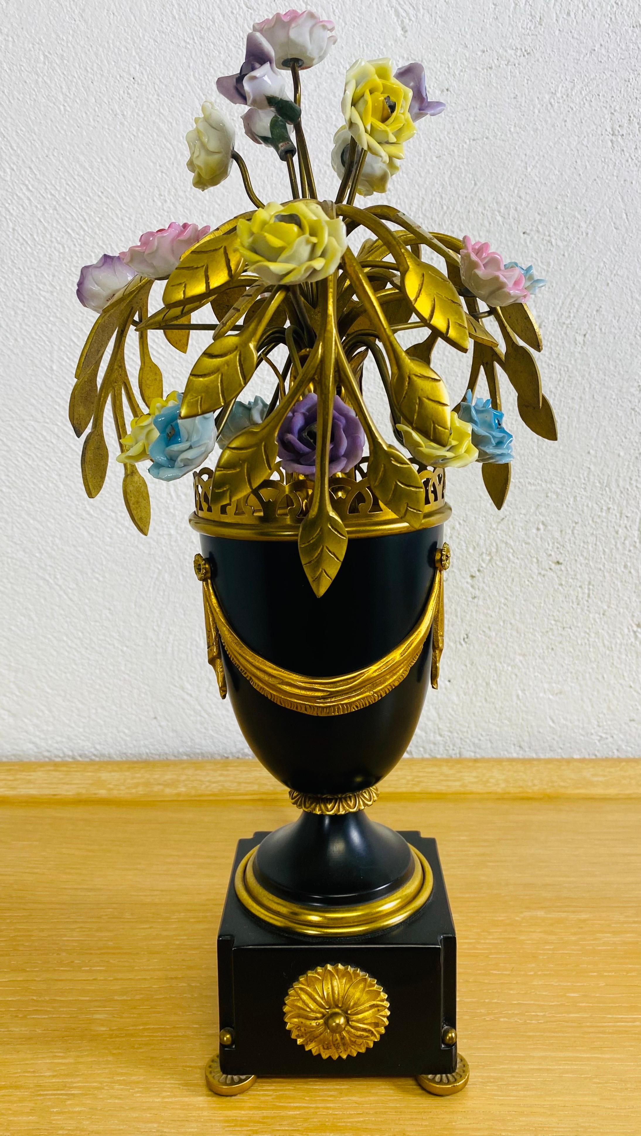 Skurrile italienische Vintage-Dekorationslampe aus Messing und Porzellan aus der Mitte des Jahrhunderts (Handgefertigt) im Angebot