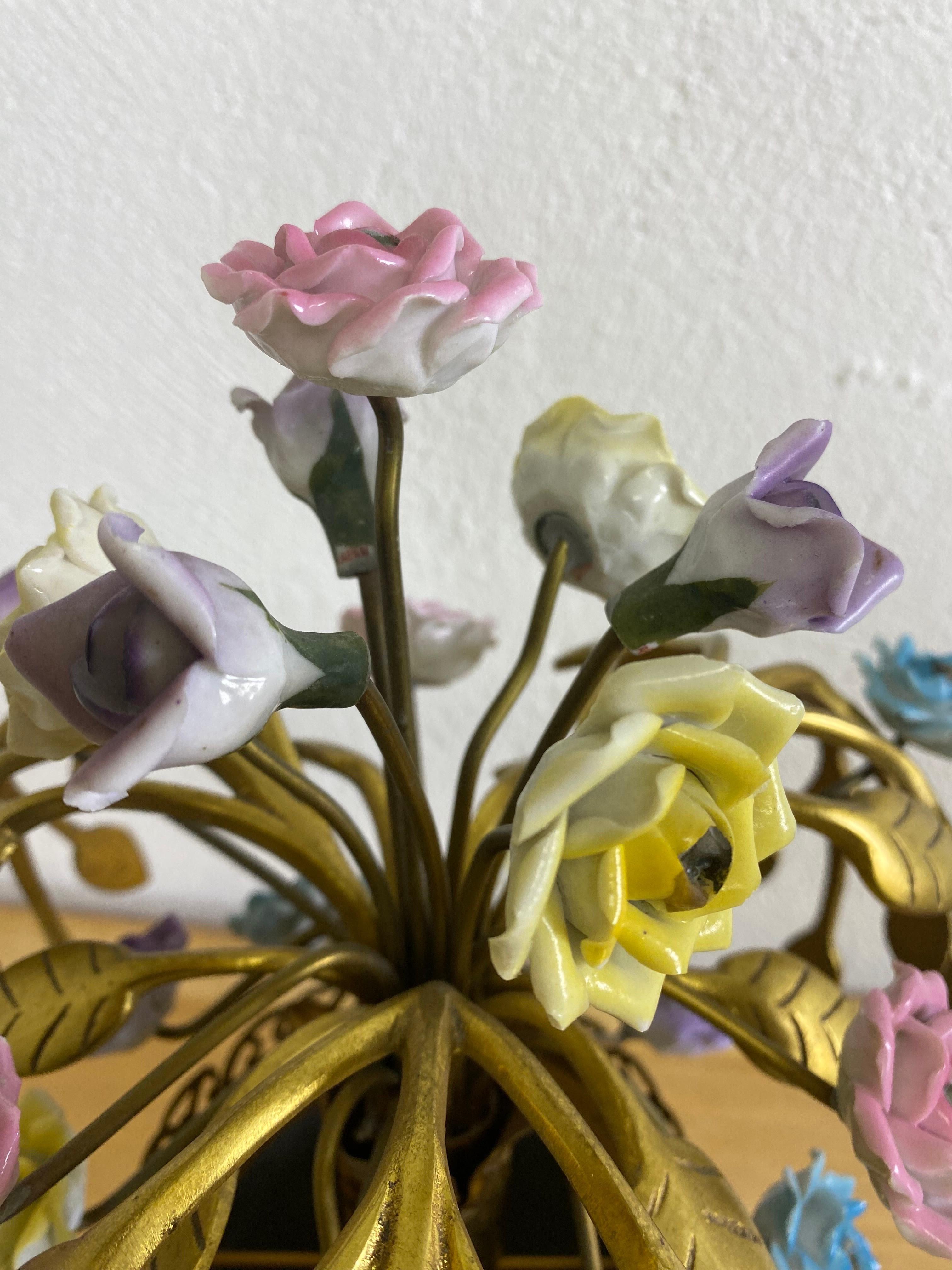 Lámpara decorativa caprichosa de latón y porcelana italiana de mediados de siglo mediados del siglo XX en venta