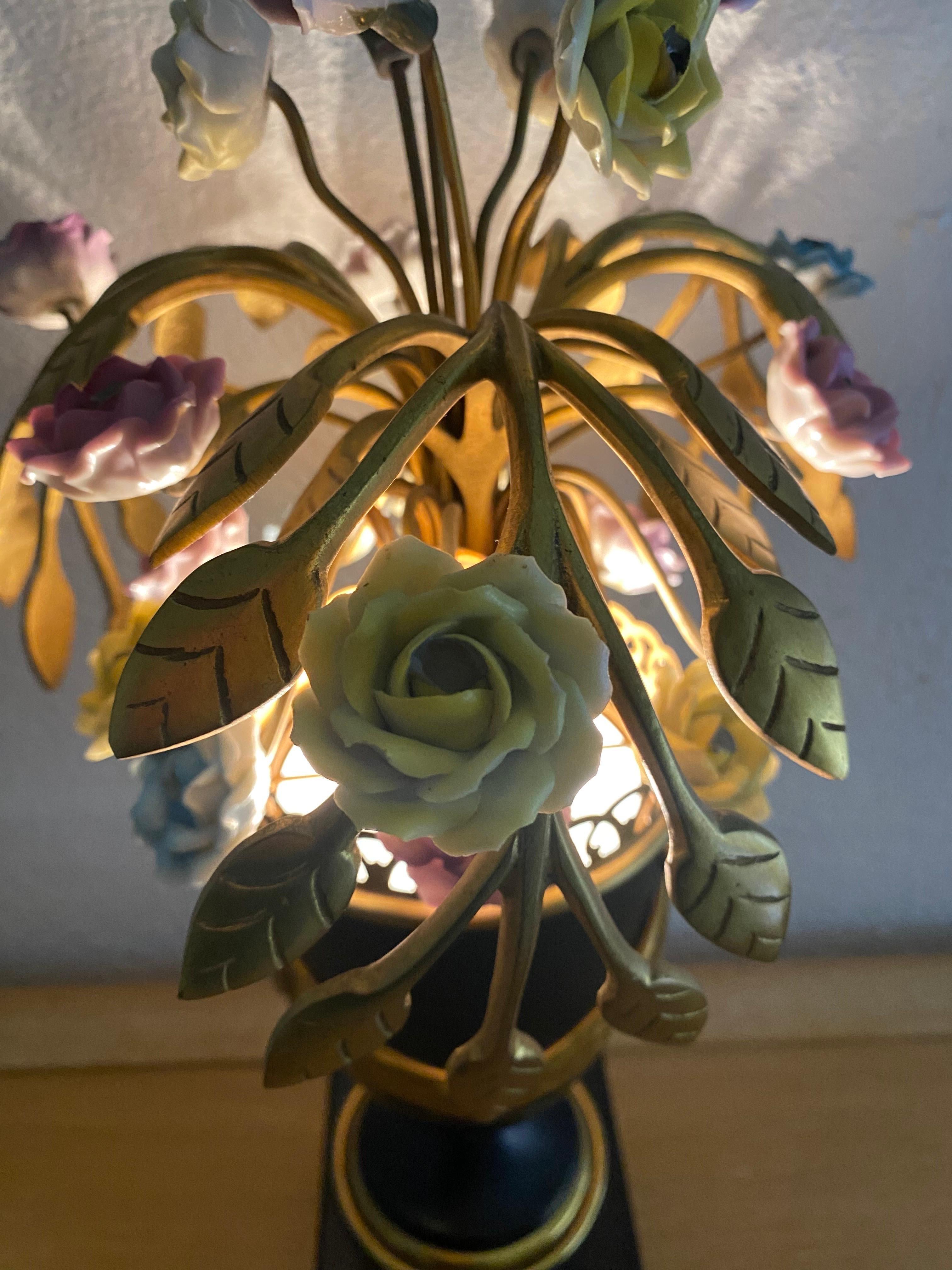 Lampe de décoration fantaisiste en laiton et porcelaine, vintage italien du milieu du siècle. en vente 2