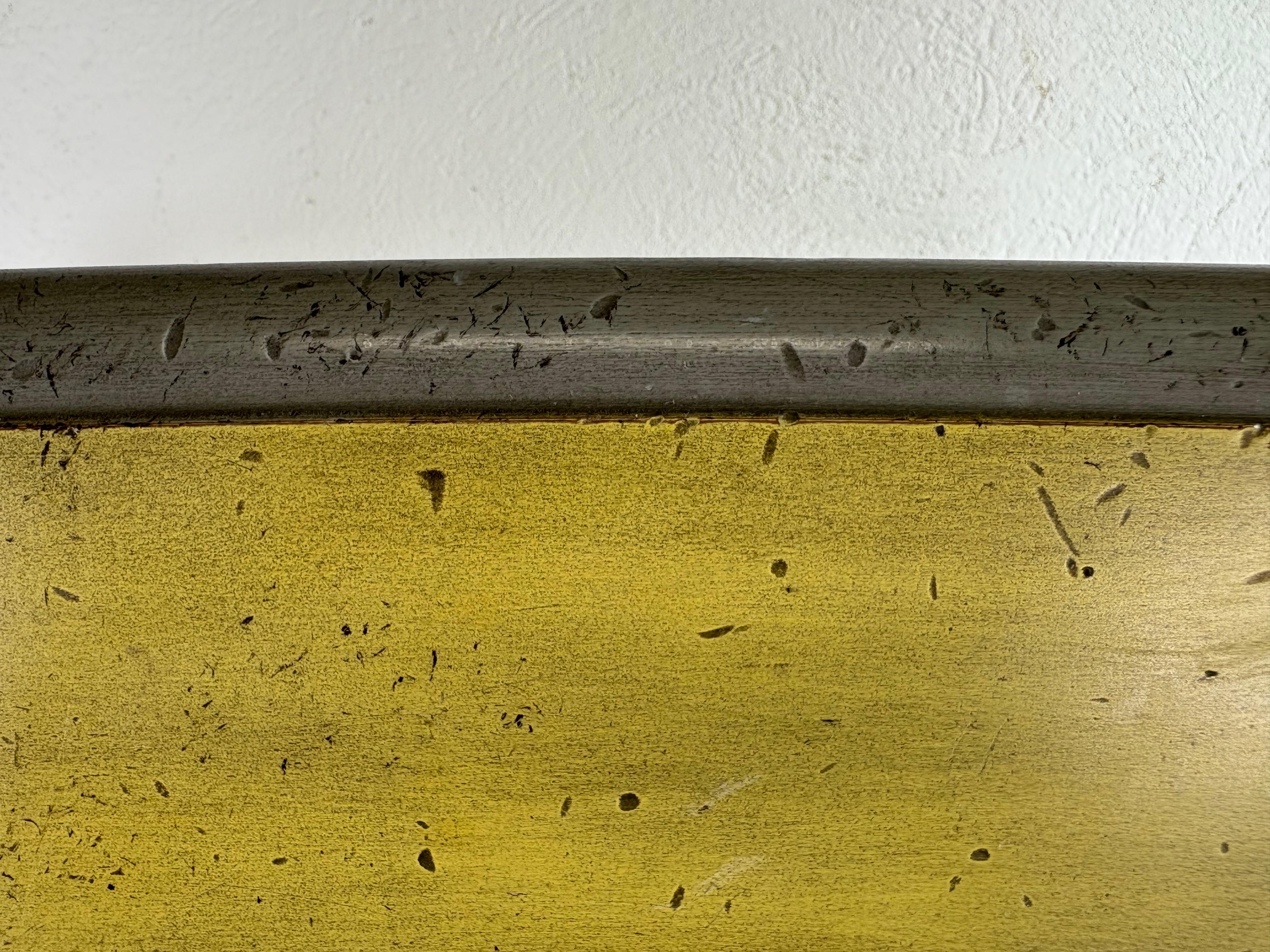 Il s'agit d'une table d'appoint italienne d'inspiration empire datant du milieu du siècle dernier. La table est magnifiquement sculptée à la main dans un style empire.  avec des médaillons sculptés au centre de chaque côté. La table est peinte en