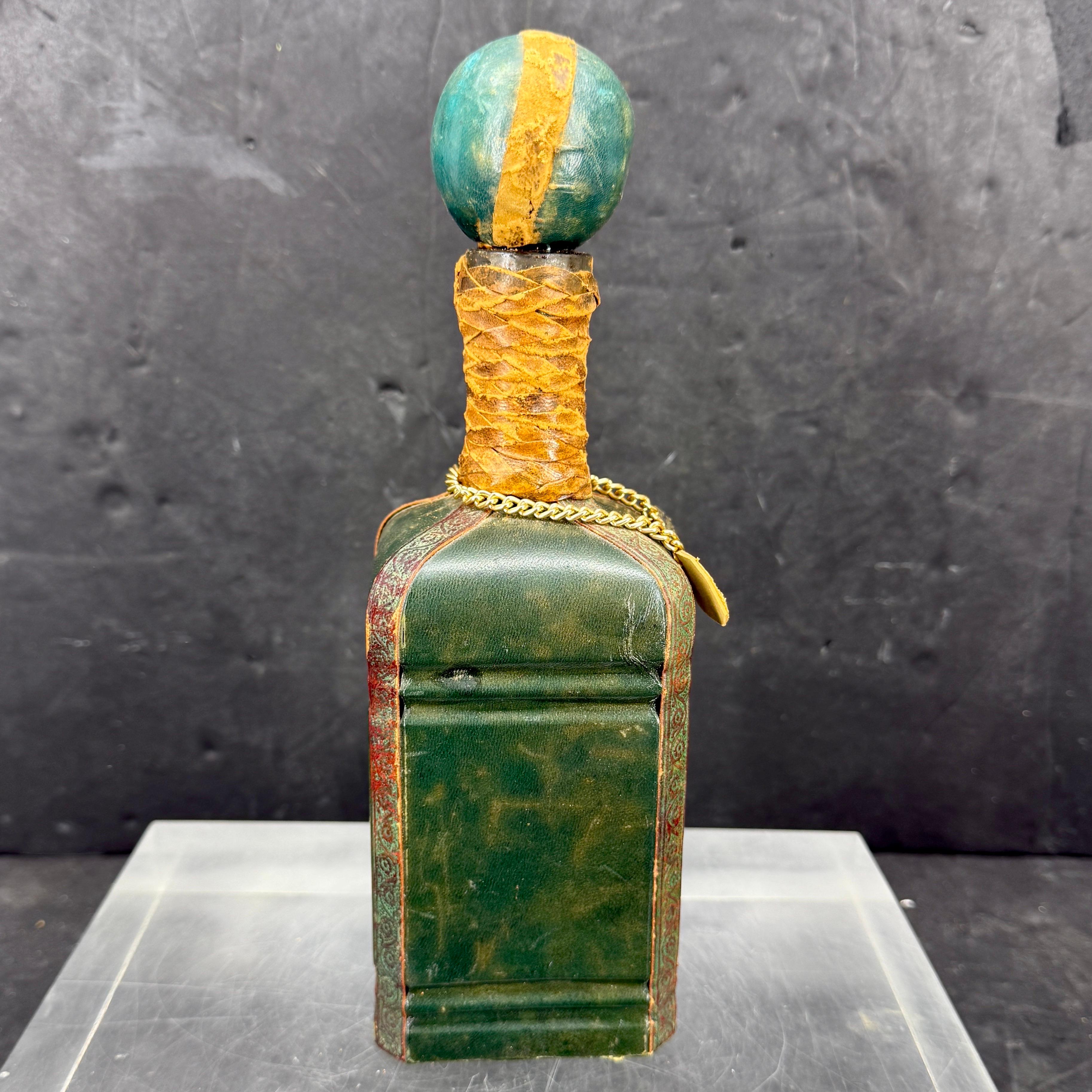 Mid-Century Vintage Italienisch Leder verziert Whisky-Flasche (Handgefertigt) im Angebot