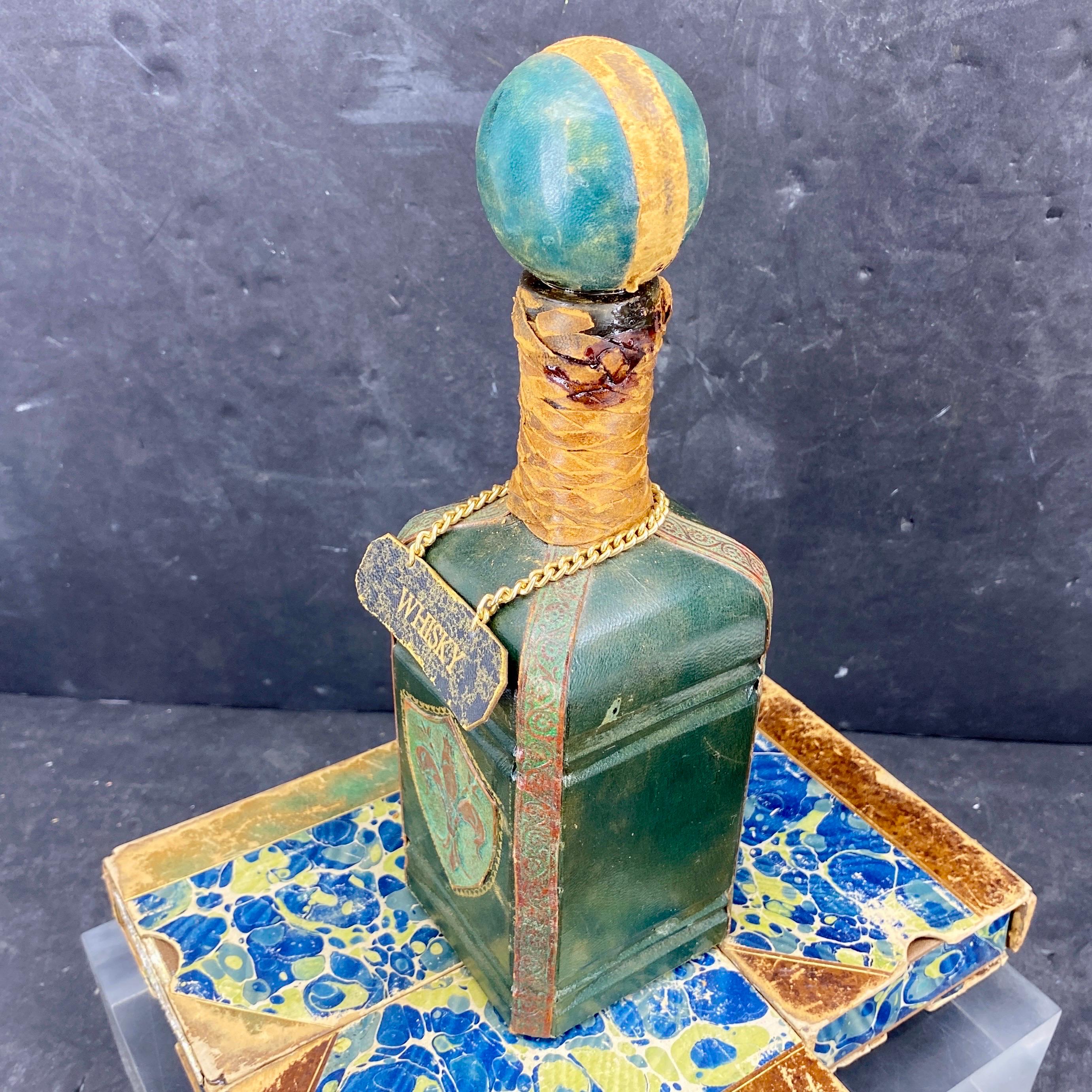 Mid-Century Vintage Italienisch Leder verziert Whisky-Flasche (20. Jahrhundert) im Angebot
