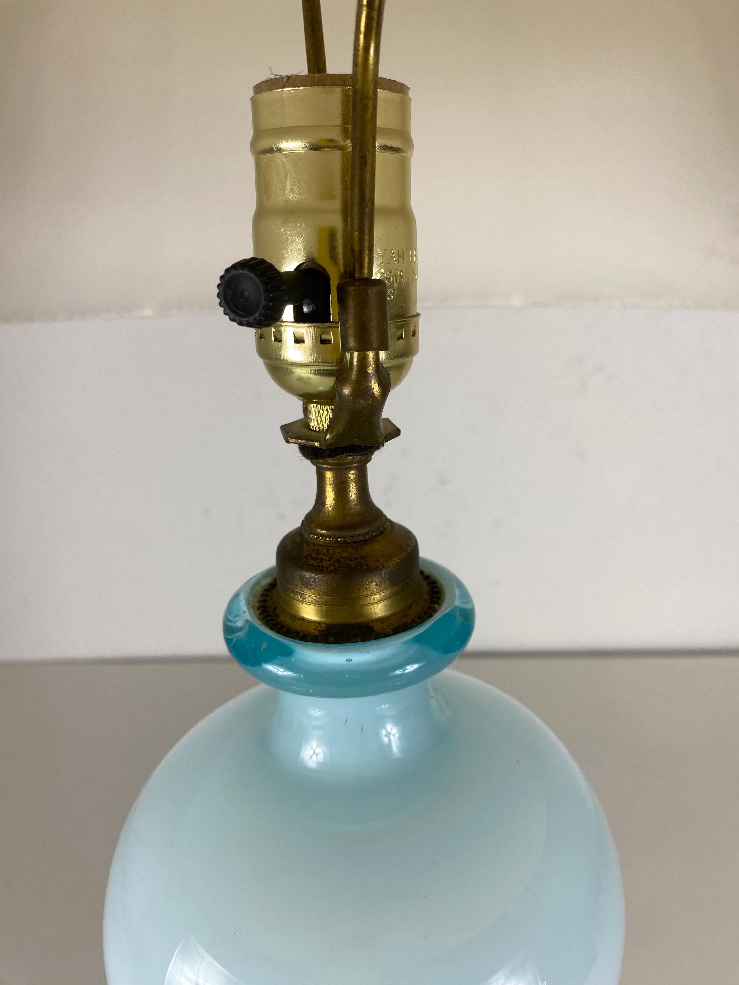 Fait main Lampe de table italienne vintage du milieu du siècle dernier en verre de Murano bleu opaque en vente