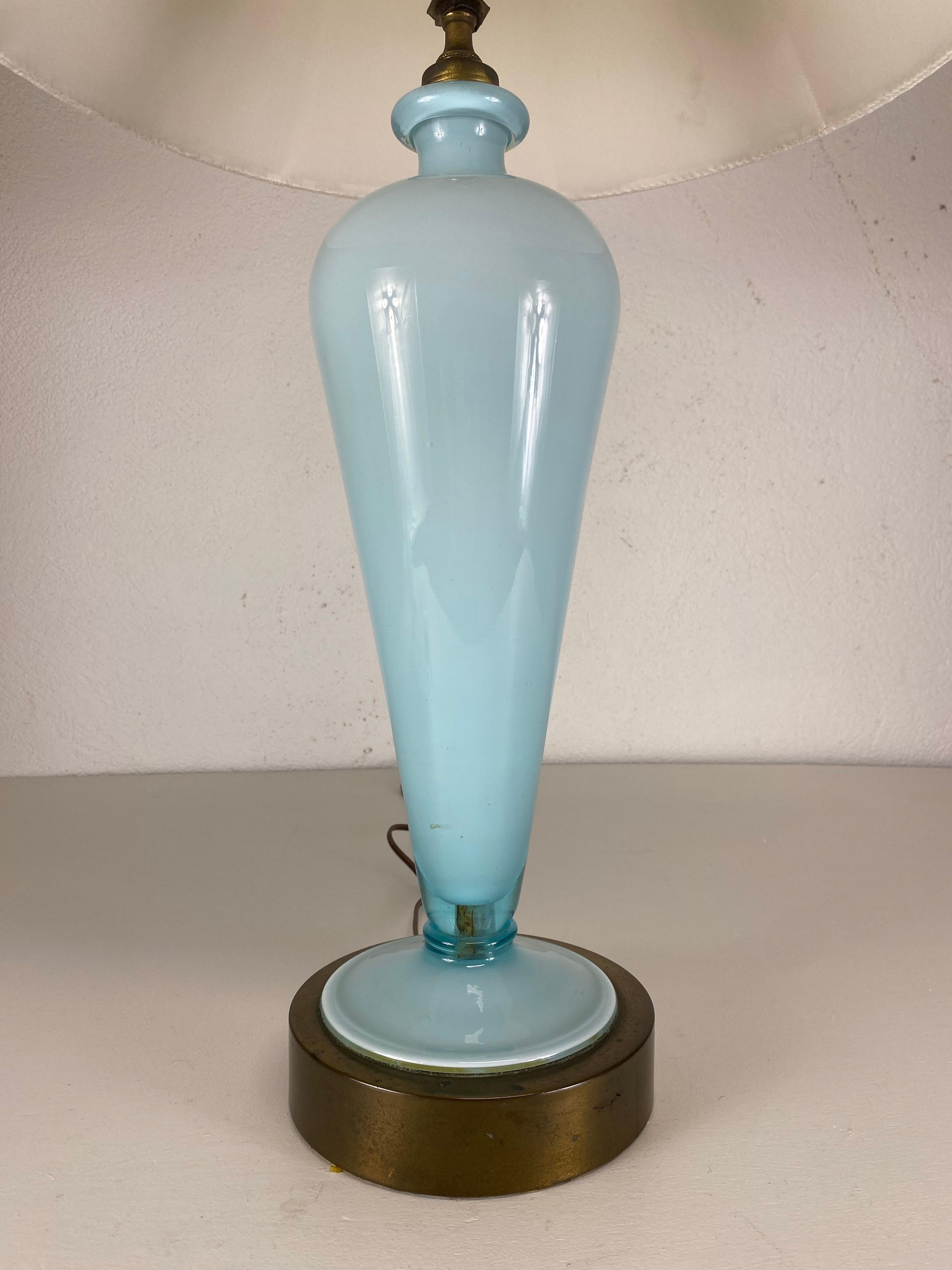 Lampe de table italienne vintage du milieu du siècle dernier en verre de Murano bleu opaque Bon état - En vente à Allentown, PA