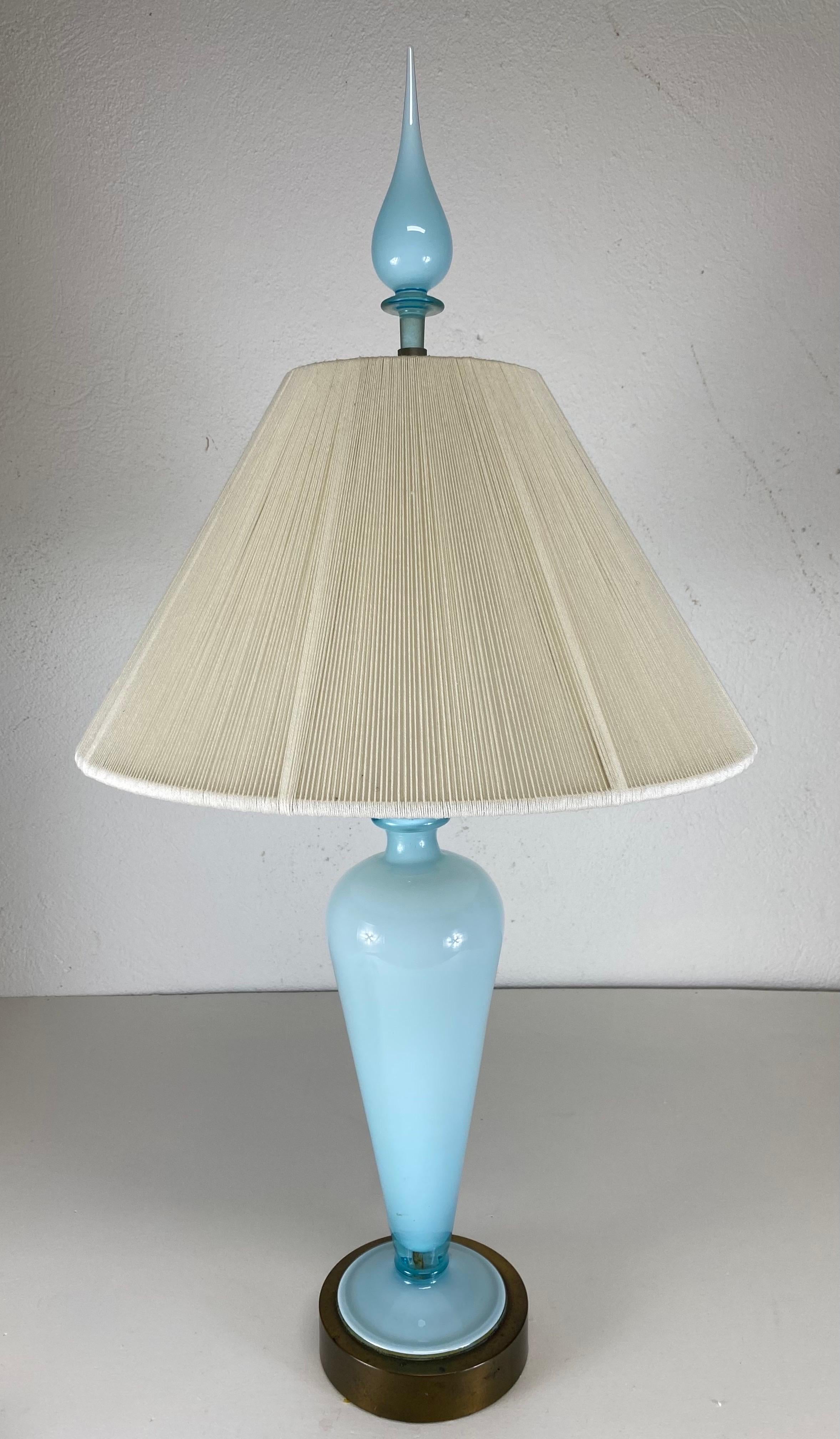 Milieu du XXe siècle Lampe de table italienne vintage du milieu du siècle dernier en verre de Murano bleu opaque en vente