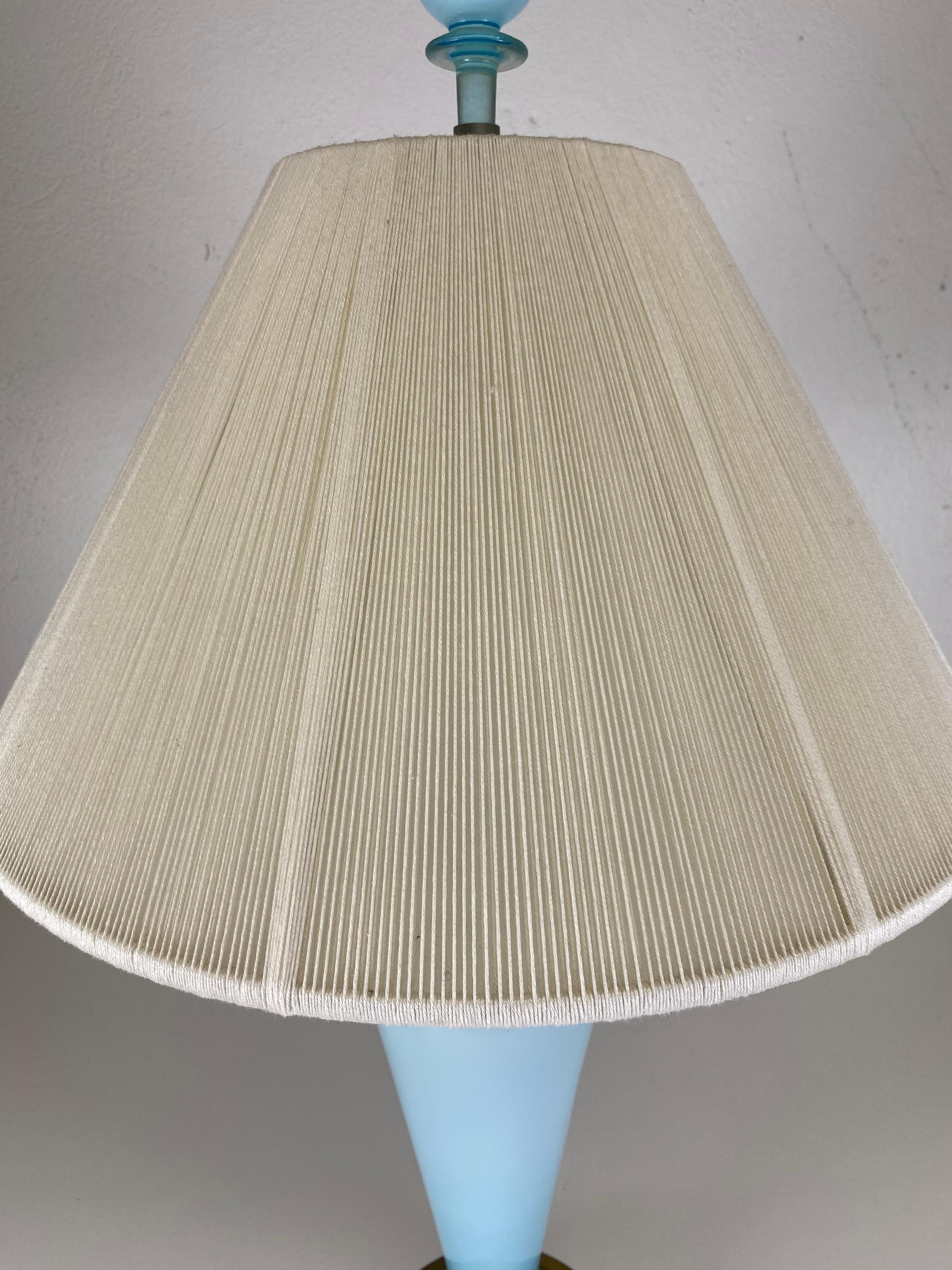 Lampe de table italienne vintage du milieu du siècle dernier en verre de Murano bleu opaque en vente 1