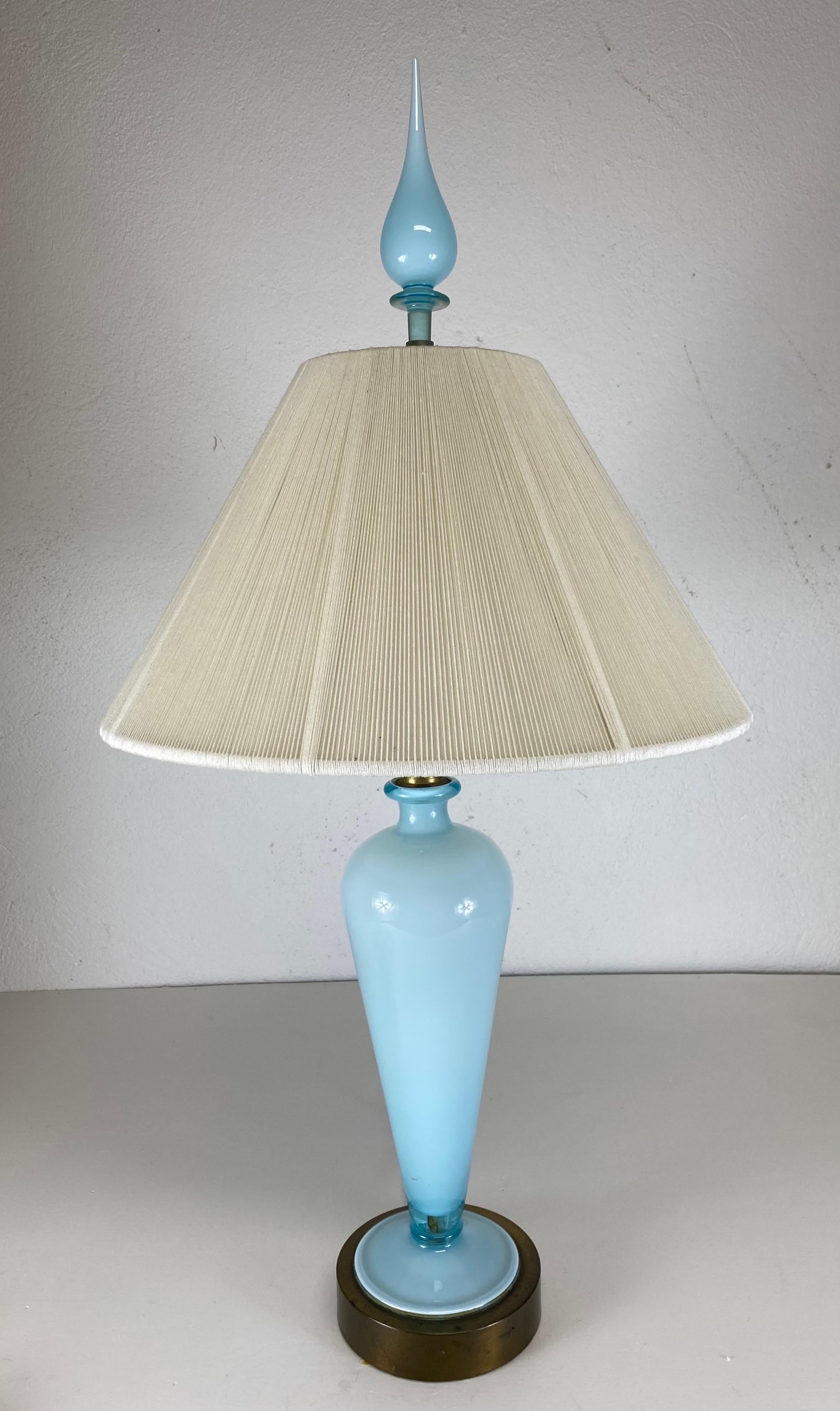 Lampe de table italienne vintage du milieu du siècle dernier en verre de Murano bleu opaque en vente 2